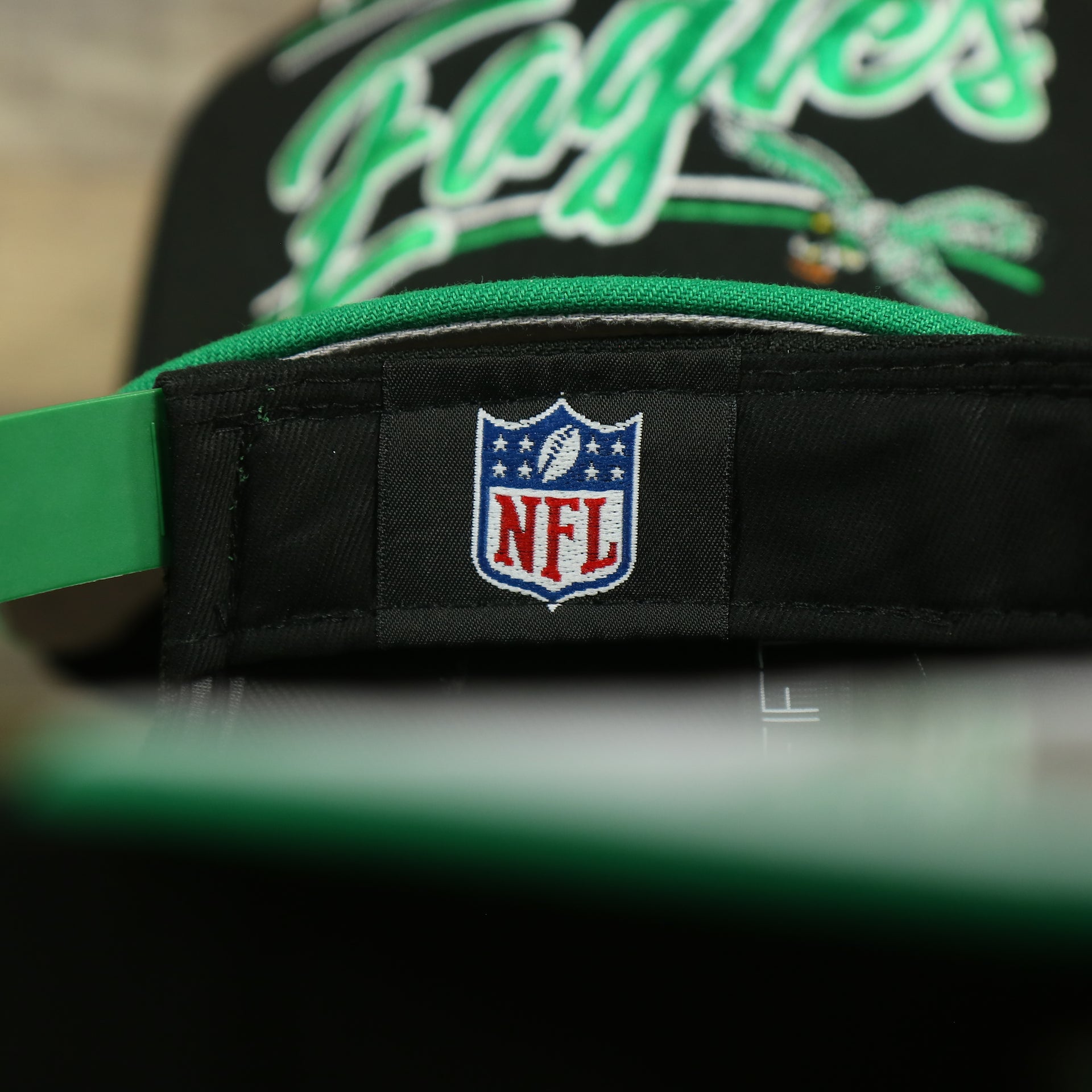 NFL label on the Philadelphia Eagles Vintage Team Script College Bar Gray Bottom 9Fifty Snapback | Black/Kelly Green Birds 950 Snap Cap