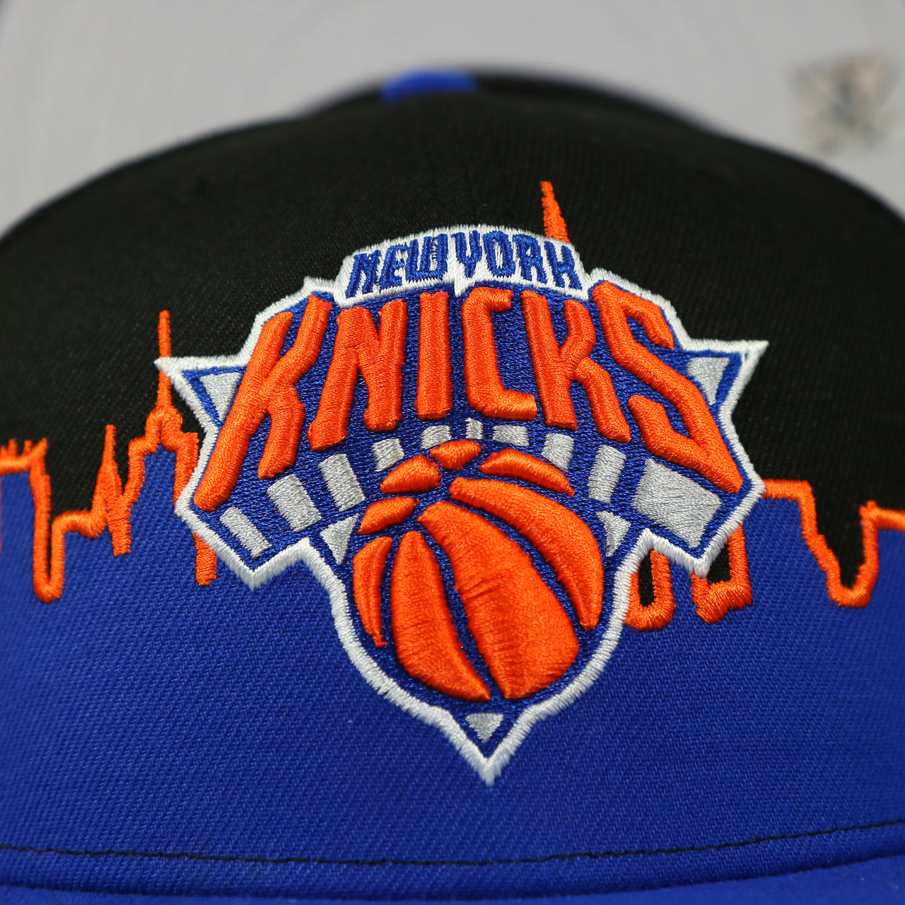 knicks logo on the New York Knicks City Skyline Side Patch 9Fifty Snapback Hat | New York Skyline 950