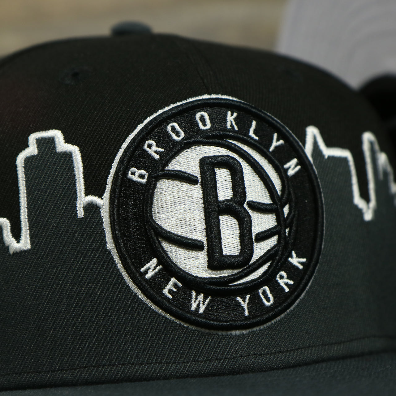 nets logo on the Brooklyn Nets Skyline Side Patch 9Fifty Snapback Hat | Brooklyn Skyline 950