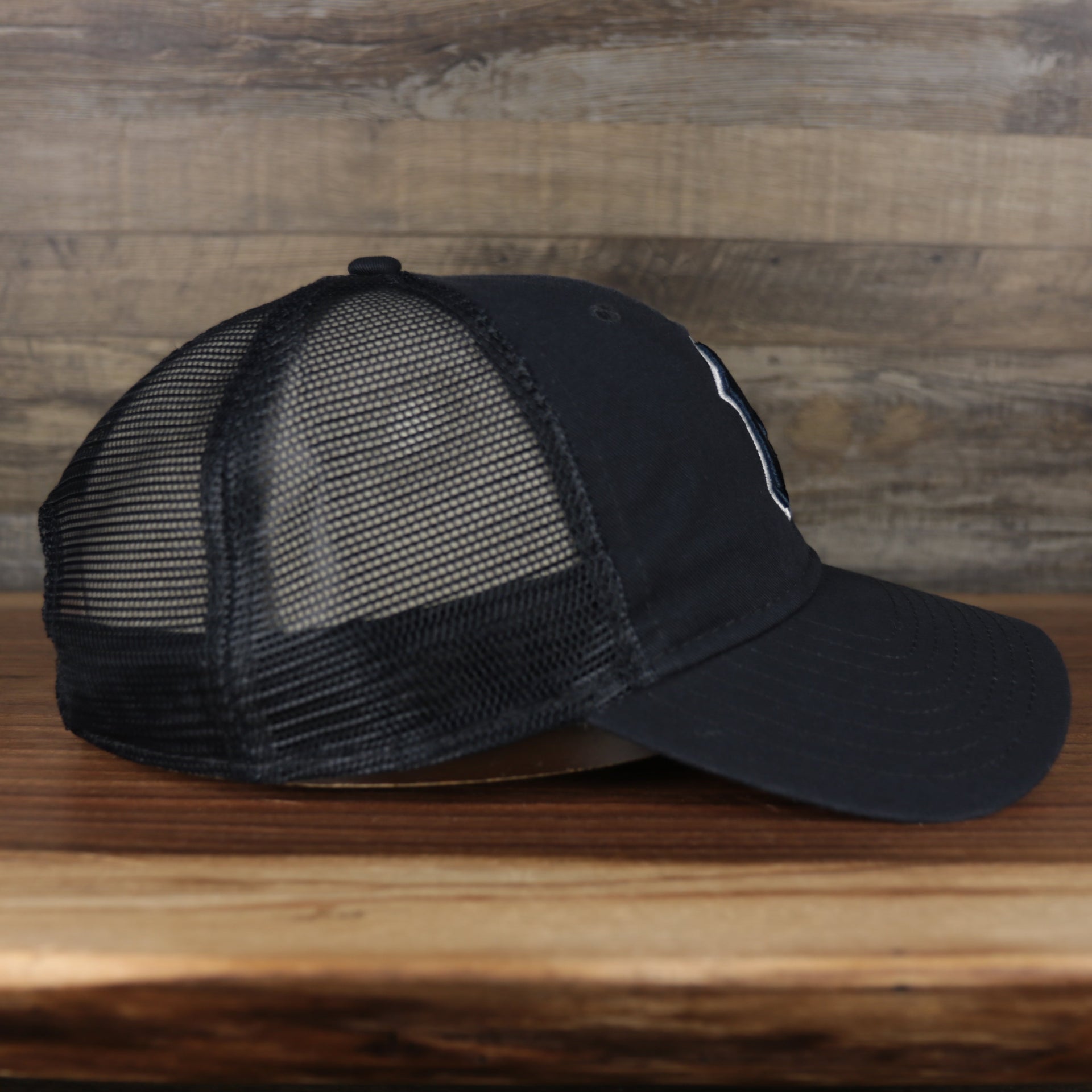 Wearer's right of the New York Yankees 2022 MLB Batting Practice On-Field Spring Training 9Twenty Trucker Dad Hat
