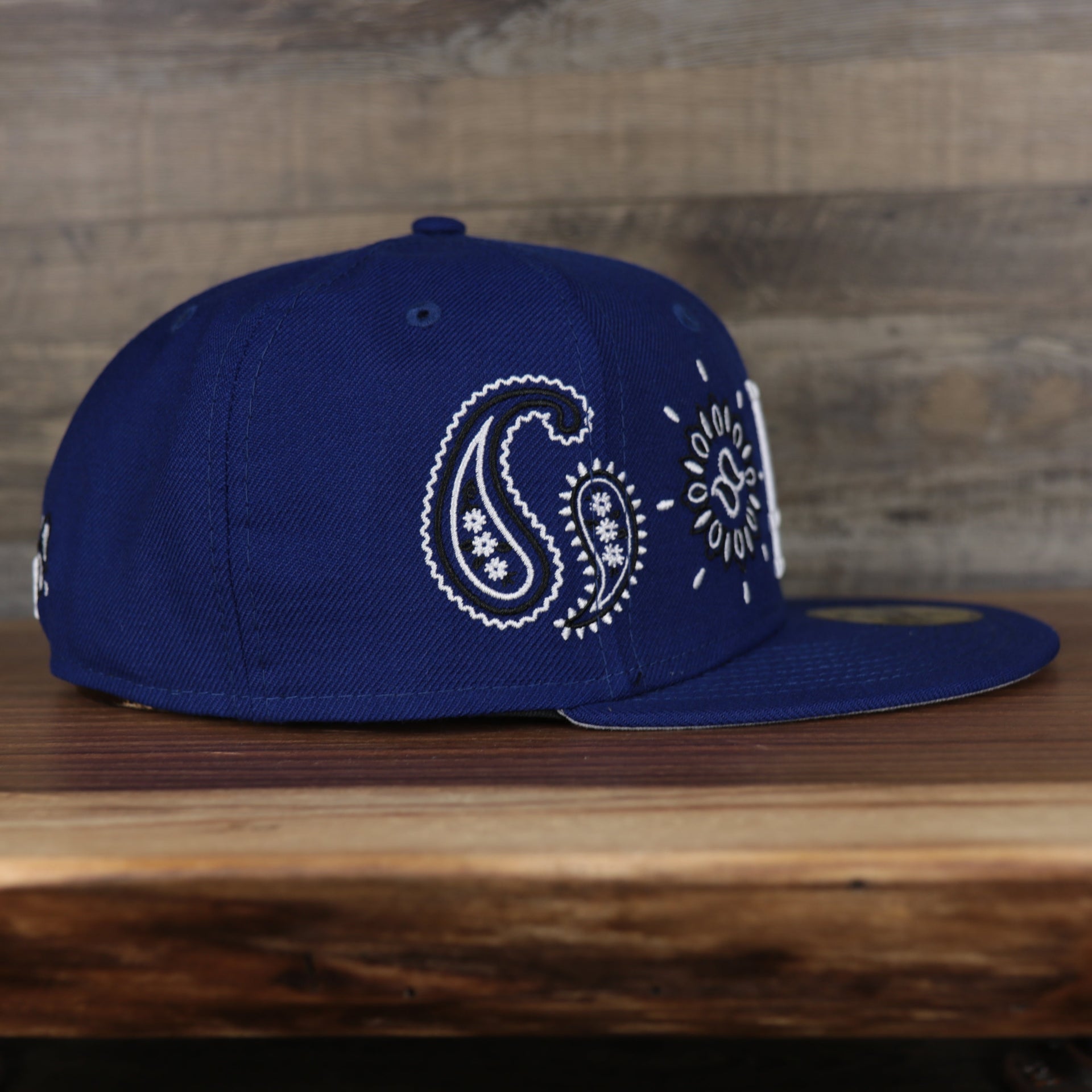 wearers right side of the Los Angeles Lakers All Over Paisley Bandana Pattern Grey Bottom 5950 Fitted Cap | Blue