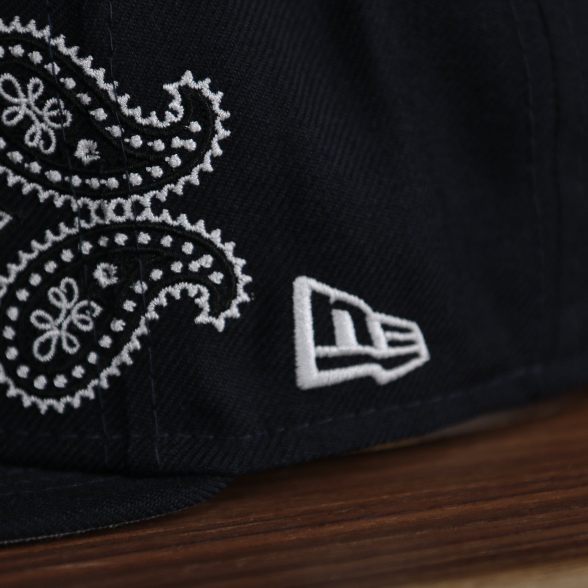 new era logo on the New York Yankees All Over Paisley Bandana Pattern Grey Bottom 5950 Fitted Cap | Navy