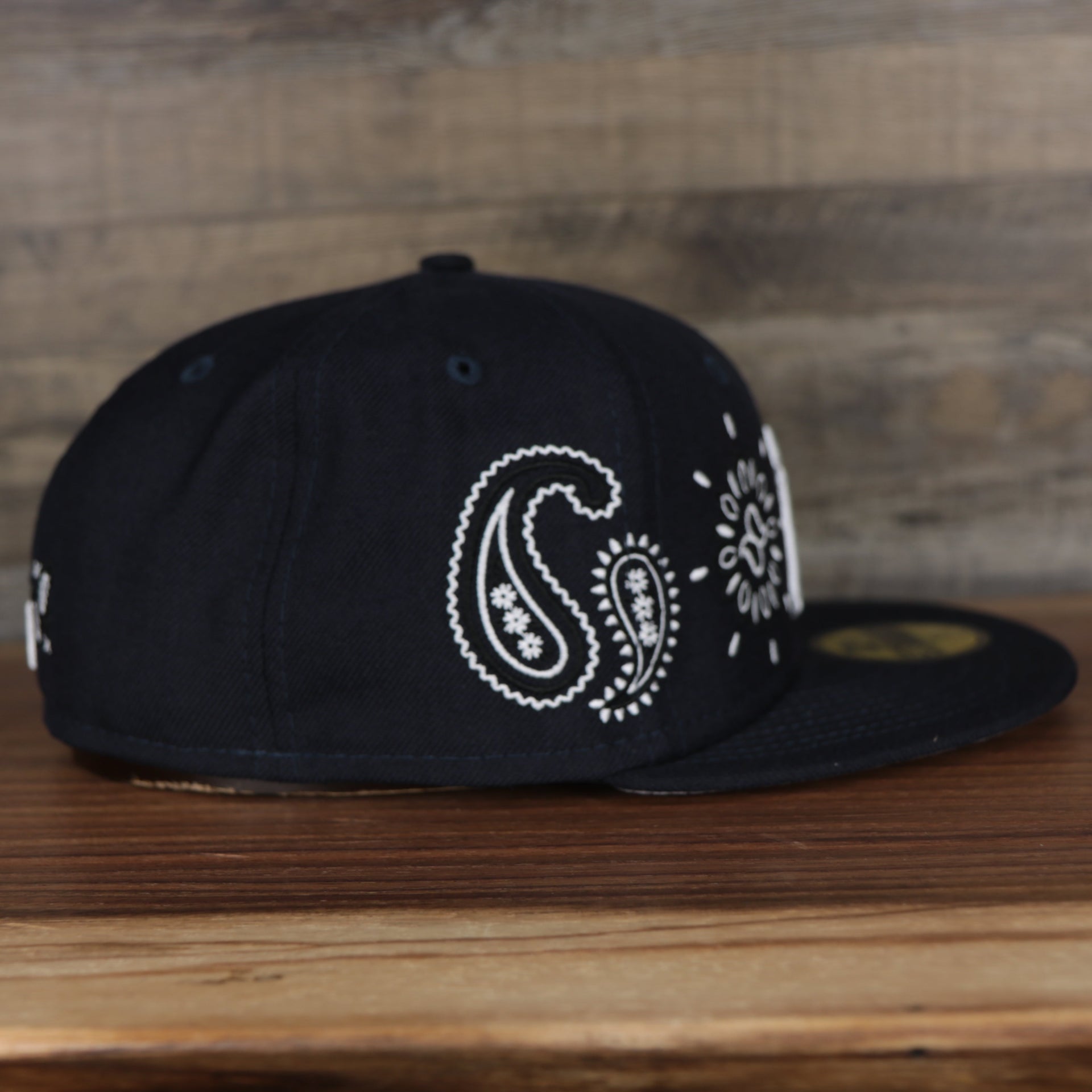 wearers right side of the New York Yankees All Over Paisley Bandana Pattern Grey Bottom 5950 Fitted Cap | Navy