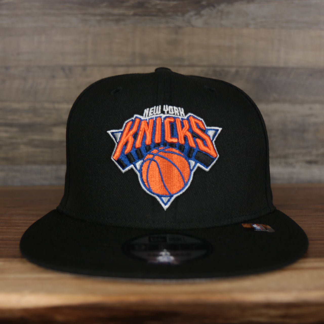 front of the New York Knicks 2021 City Edition Vintage Grey Bottom 9Fifty Snapback | Black