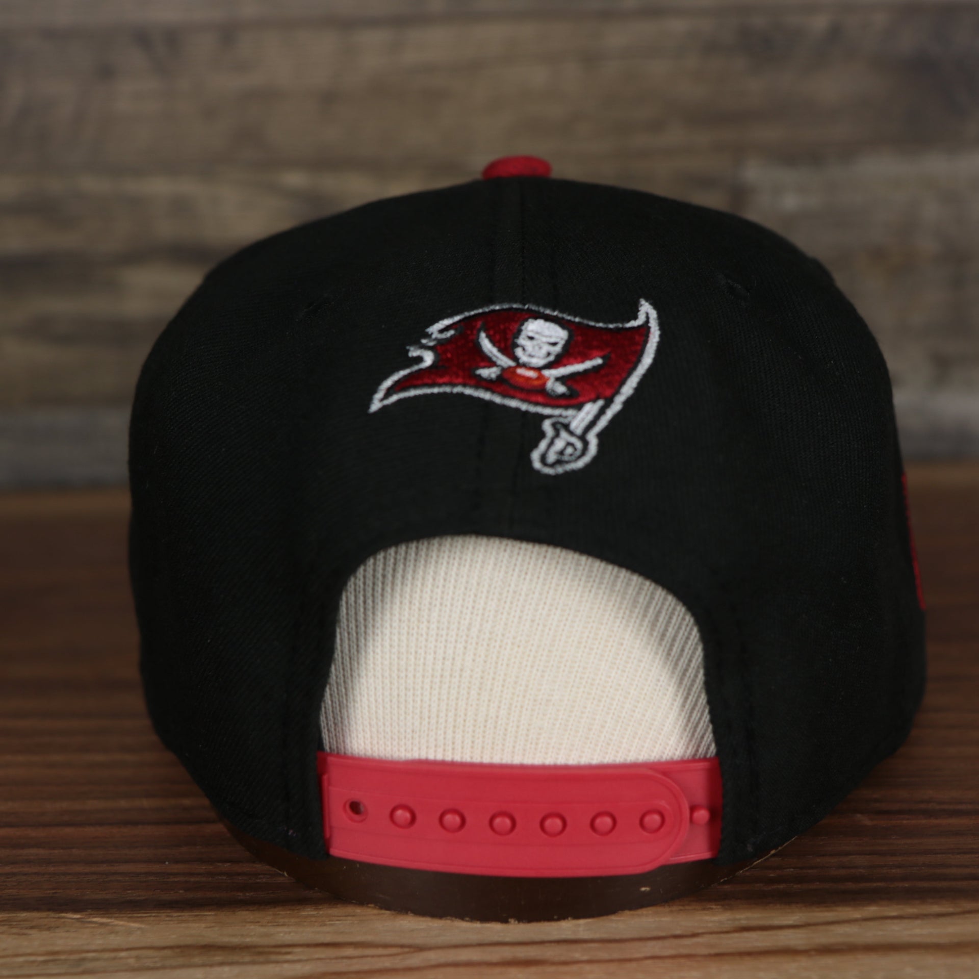 back of the Tampa Bay Buccaneers 2022 NFL Draft 9Fifty Grey Bottom On-Field Snapback | Black