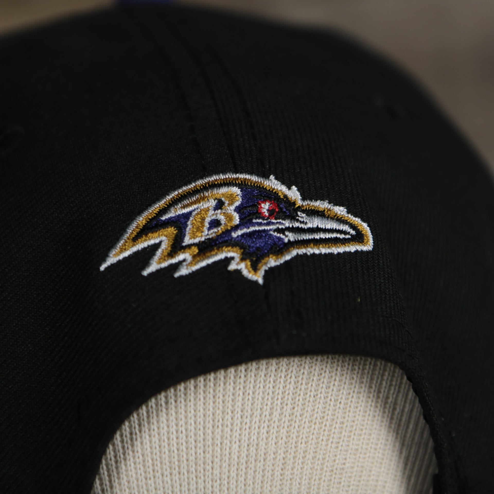 ravens logo on the Baltimore Ravens 2022 NFL Draft 9Fifty Grey Bottom On-Field Snapback | Black