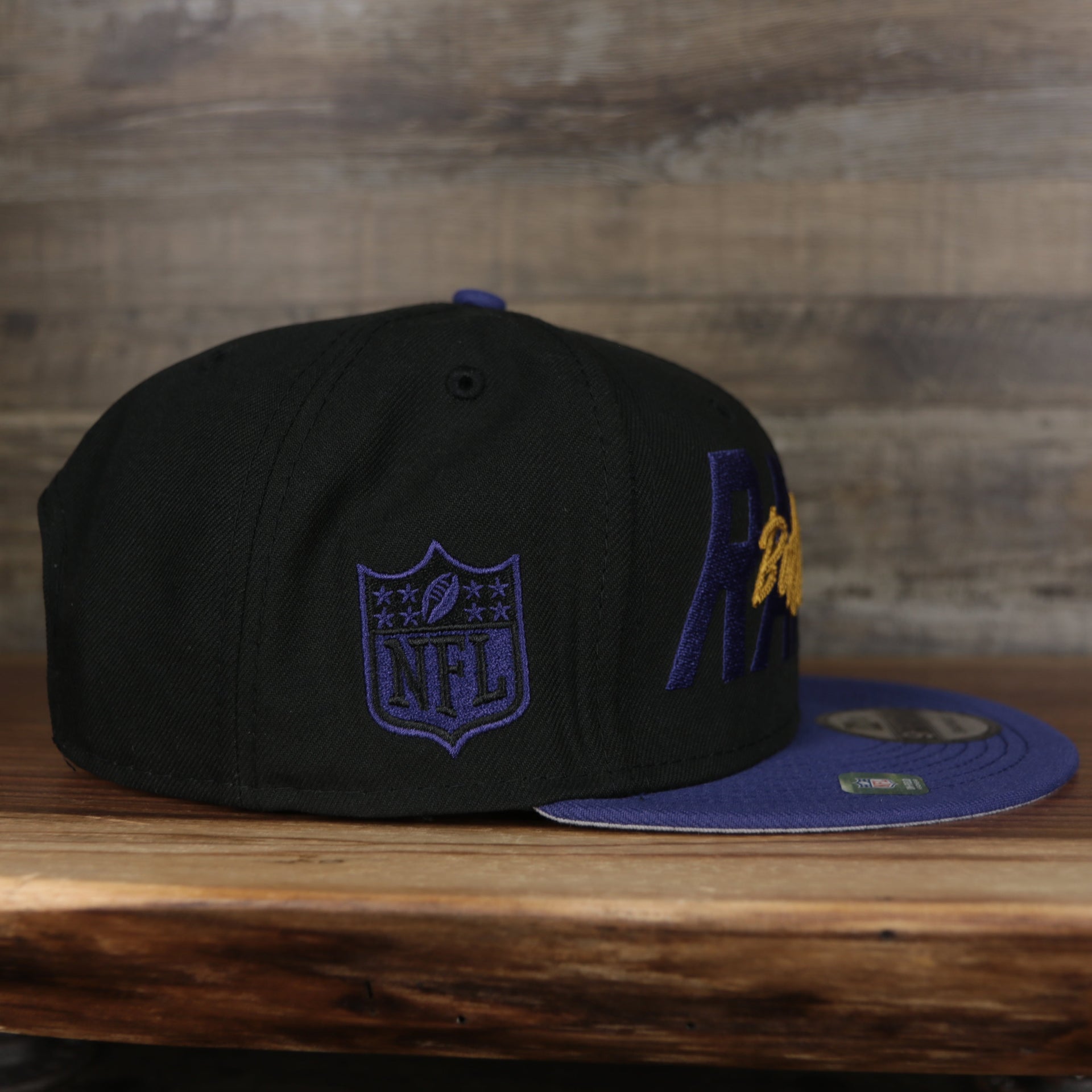 wearers right side of the Baltimore Ravens 2022 NFL Draft 9Fifty Grey Bottom On-Field Snapback | Black