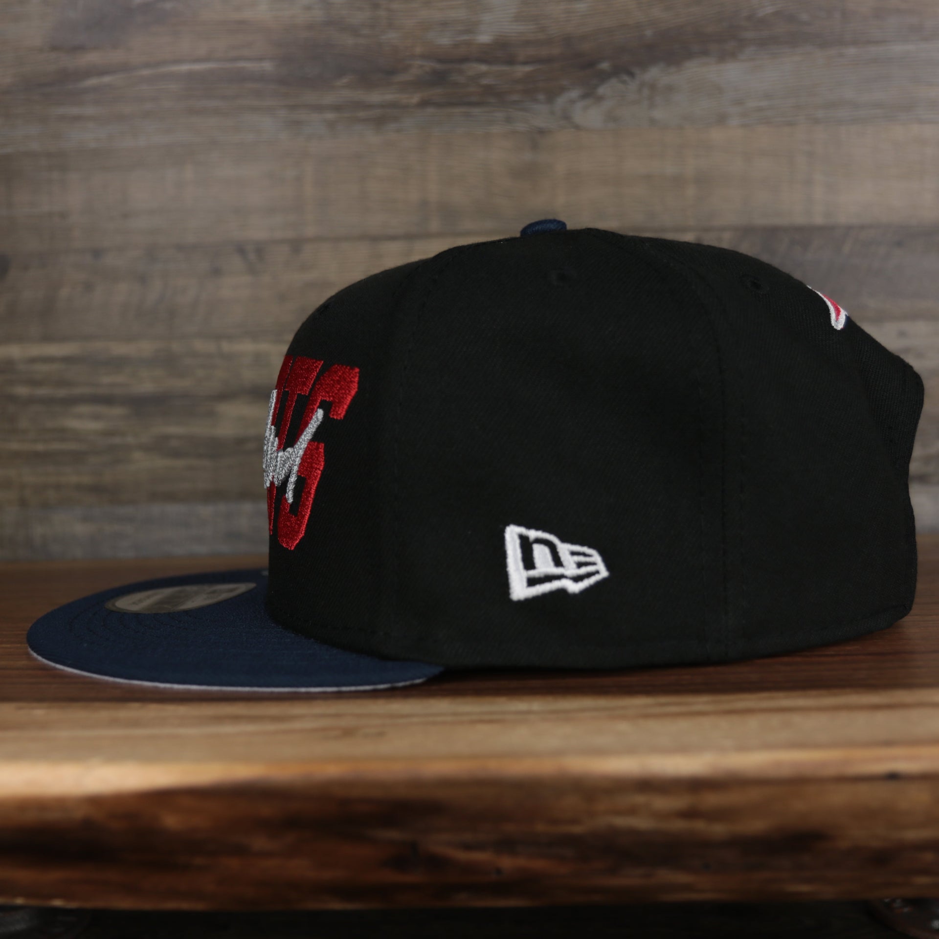 wearers left side of the  New England Patriots 2022 NFL Draft 9Fifty Grey Bottom On-Field Snapback | Black