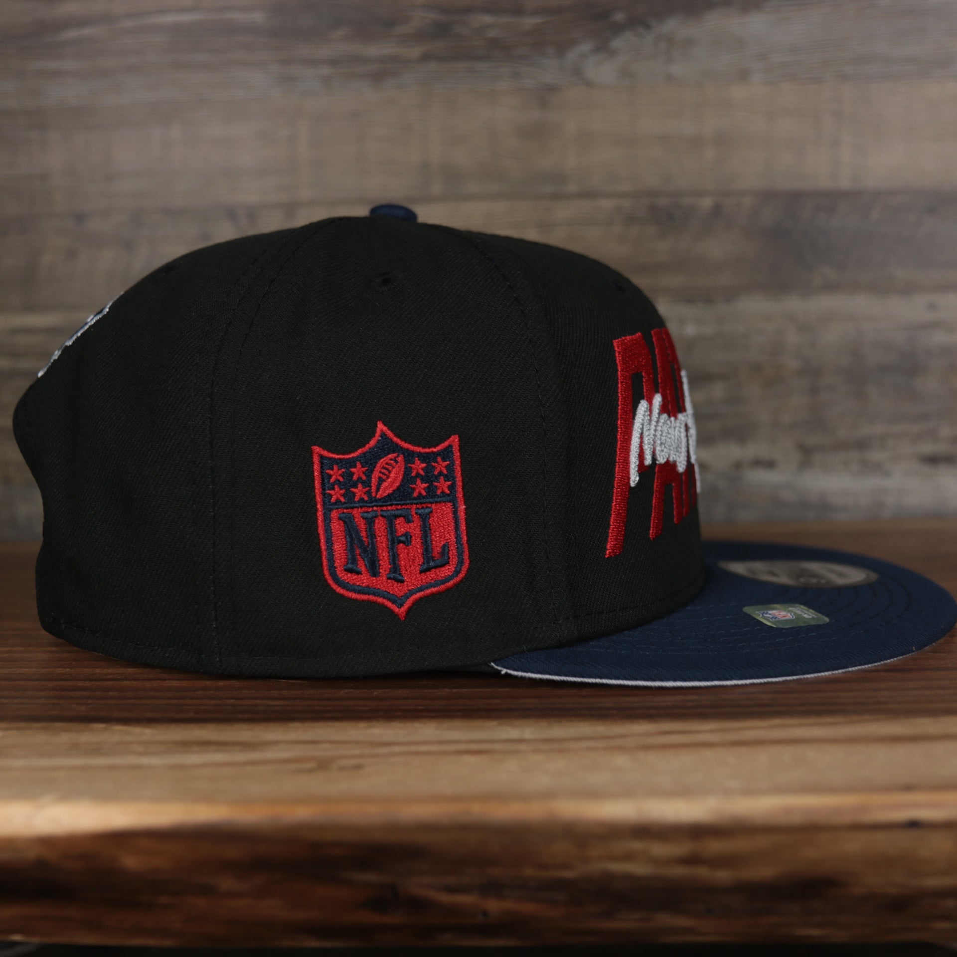 wearers right side of the  New England Patriots 2022 NFL Draft 9Fifty Grey Bottom On-Field Snapback | Black
