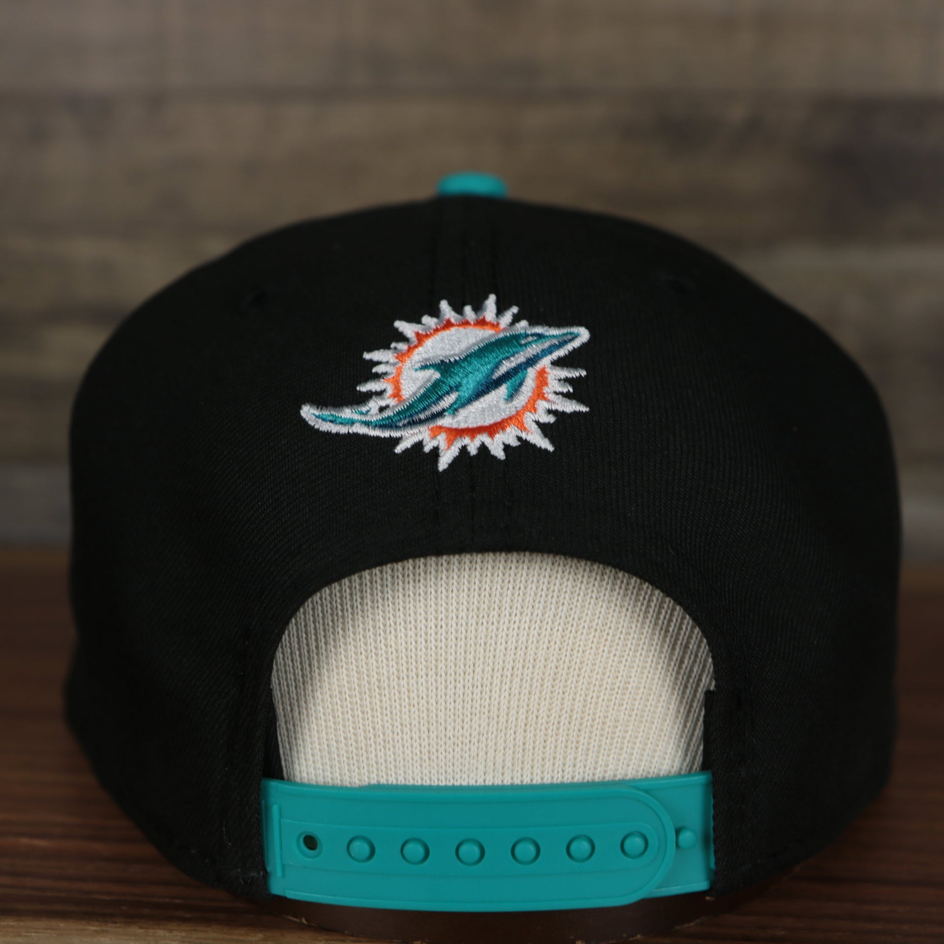 back of the Miami Dolphins 2022 NFL Draft 9Fifty Grey Bottom On-Field Snapback | Black