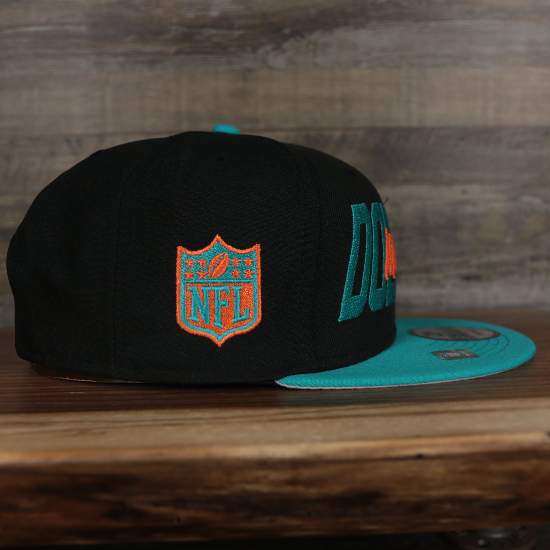 wearers right side of the Miami Dolphins 2022 NFL Draft 9Fifty Grey Bottom On-Field Snapback | Black