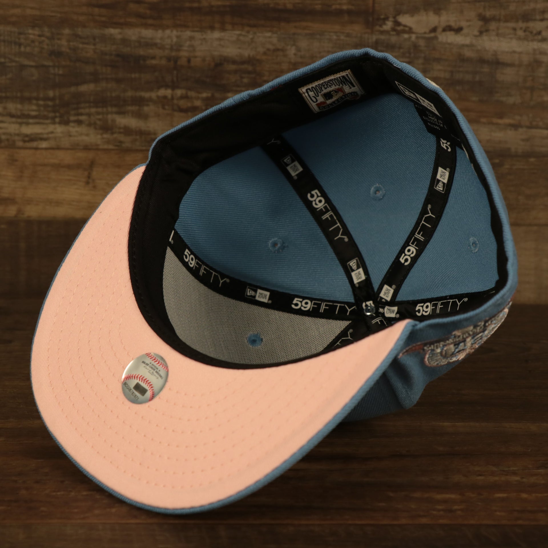 Pink bottom of the New York Yankees Glow In The Dark 27x World Series Champs Patch Pink Bottom Side Patch 59Fifty Fitted Cap