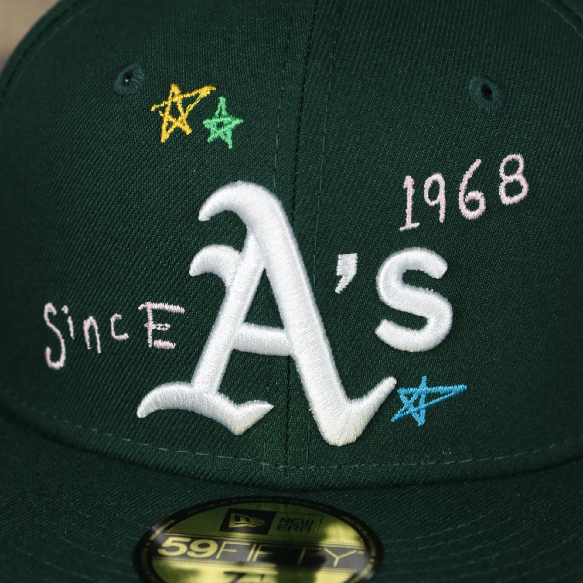 A close up of the Athletics logo on the Oakland Athletics “Scribble” Side Patch Gray Bottom 59Fifty Fitted Cap