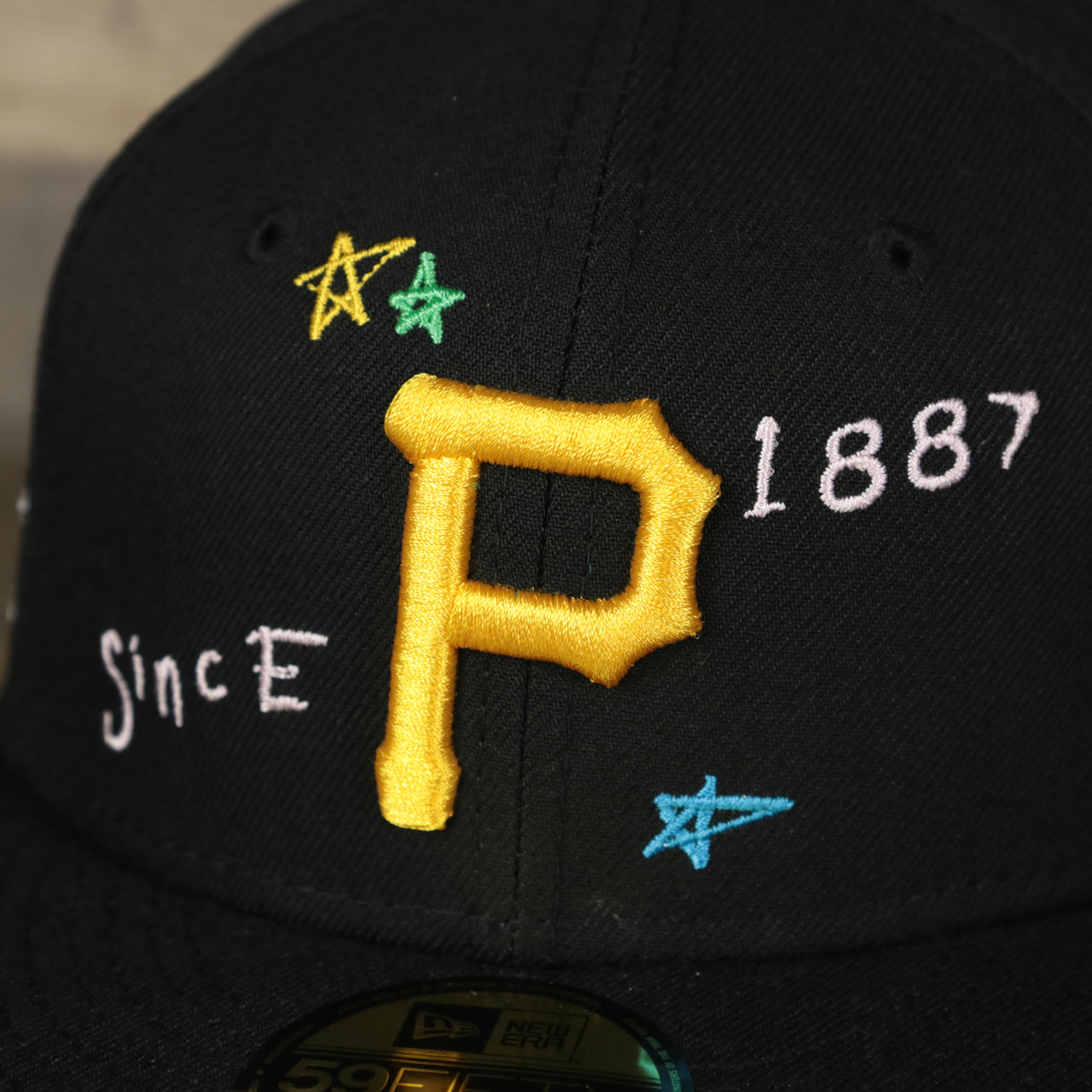 A close up of the pirates logo on the Pittsburgh Pirates “Scribble” Side Patch Gray Bottom 59Fifty Fitted Cap