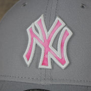 A close up of the Yankees logo on the New York Mets 2022 Mother’s Day On-Field 39Thirty Flexfit Cap