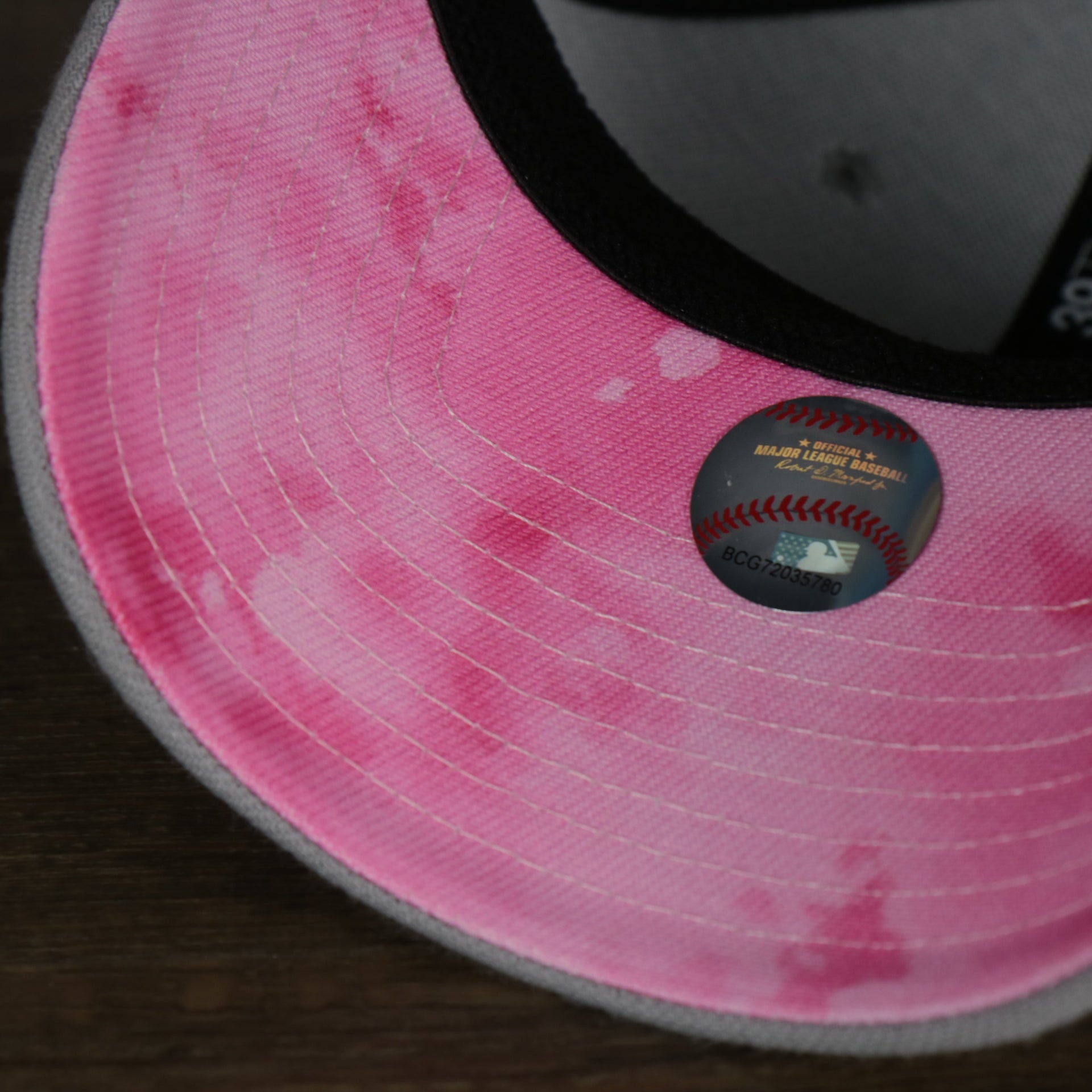 The MLB official sticker on the New York Mets 2022 Mother’s Day On-Field 39Thirty Flexfit Cap
