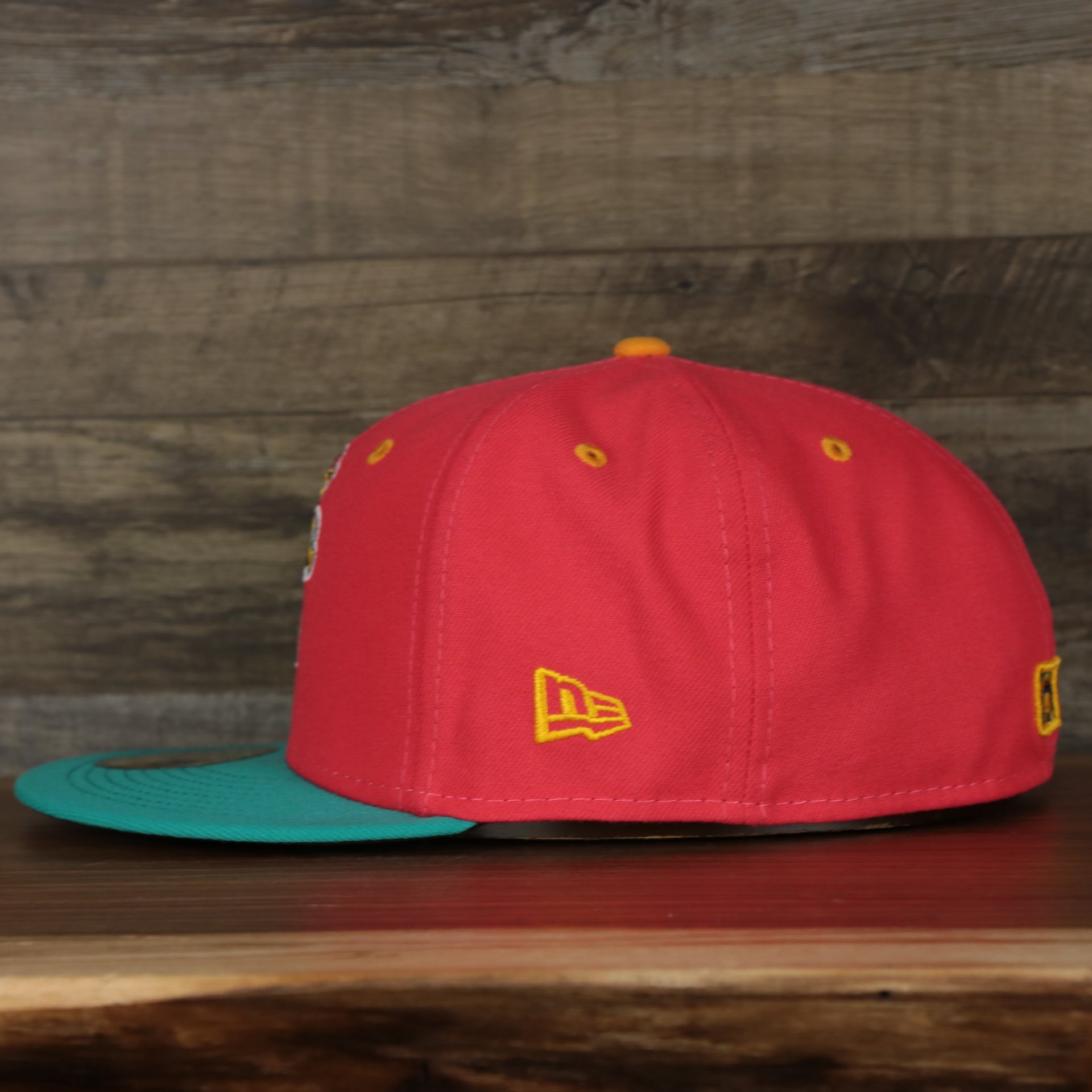 wearers left side of the Delmarva Shore Birds 2022 Gallos de Delmarva Copa de la Diversion On-Field Black Bottom 5950 Fitted Cap | Red