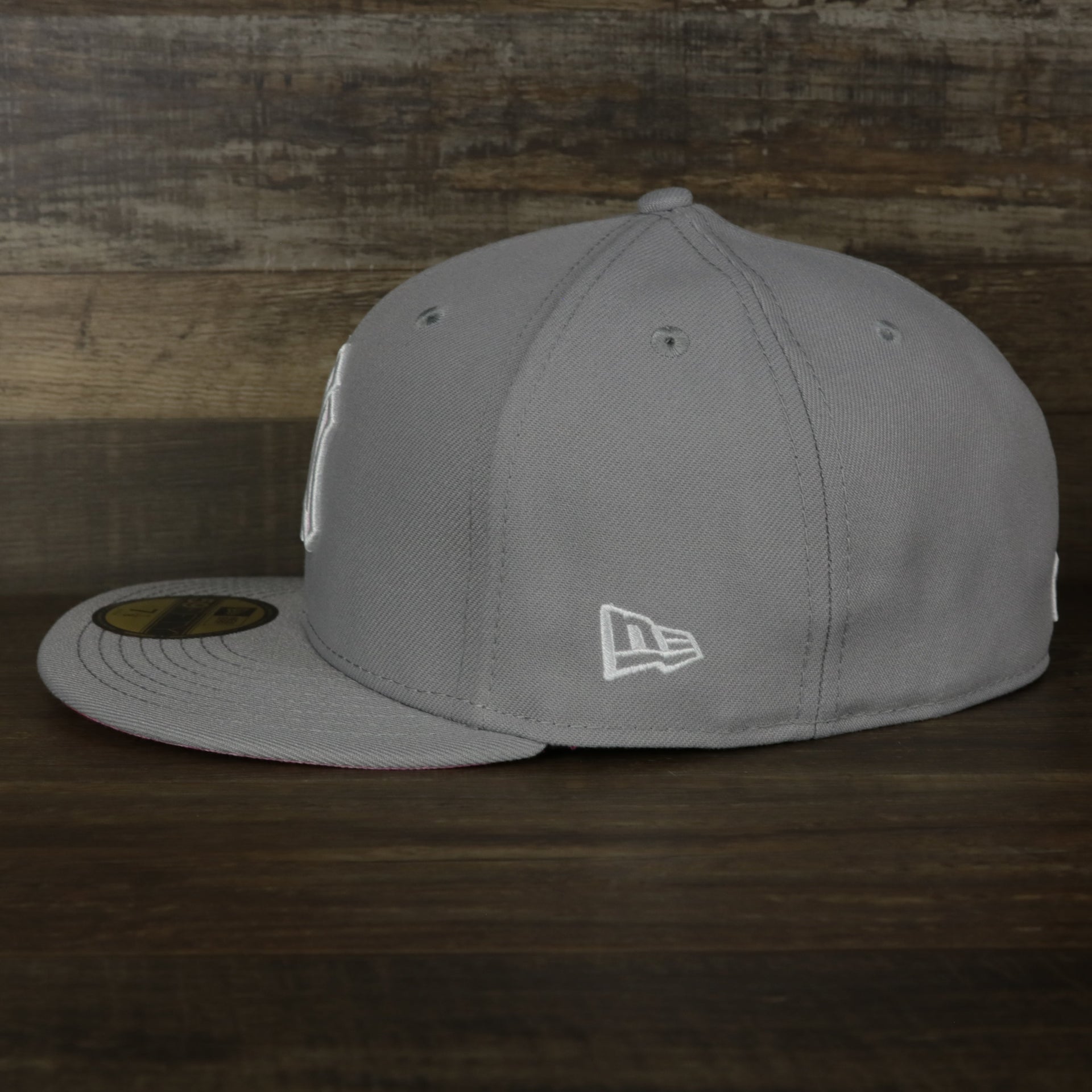 The wearer's left on the New York Yankees 2022 Mother’s Day On-Field 59Fifty Fitted Cap