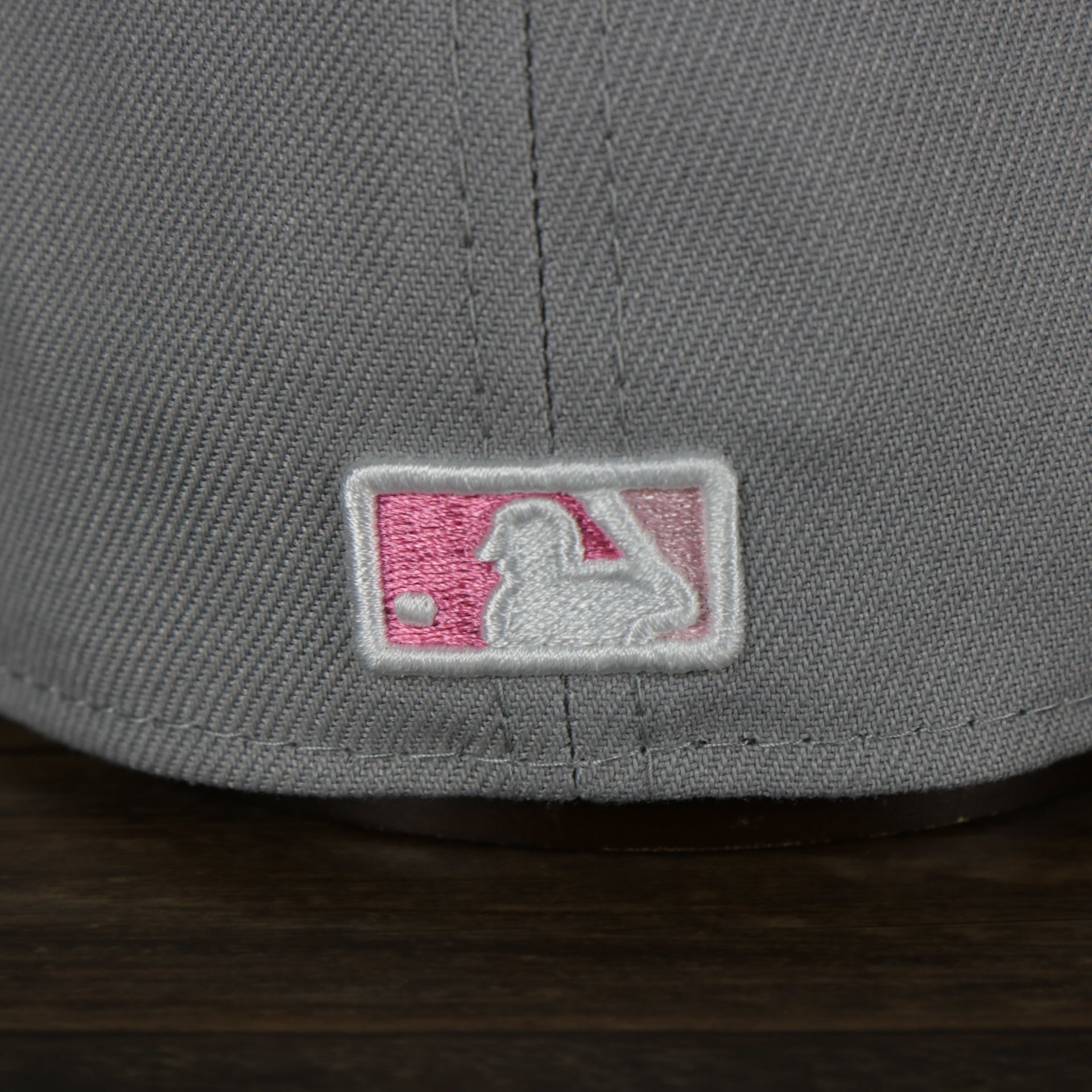 A close up of the MLB Batterman on the New York Yankees 2022 Mother’s Day On-Field 59Fifty Fitted Cap