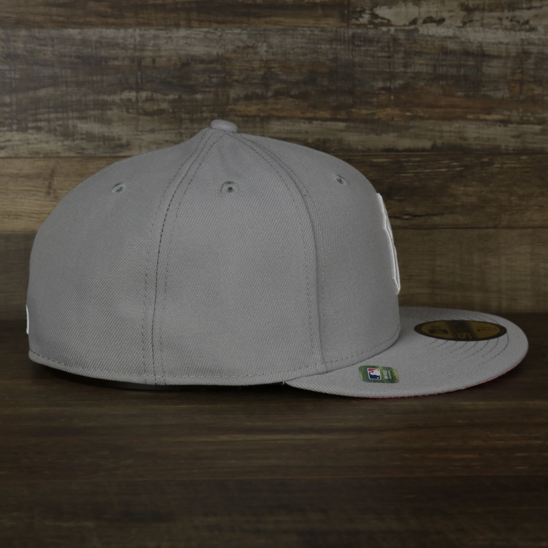 The wearer's right on the New York Yankees 2022 Mother’s Day On-Field 59Fifty Fitted Cap