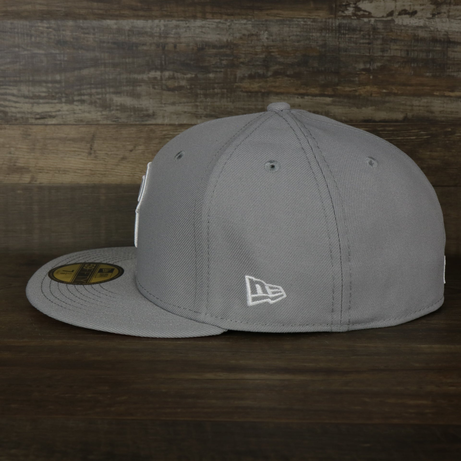The wearer's left on the Philadelphia Phillies 2022 Mother’s Day On-Field 59Fifty Fitted Cap