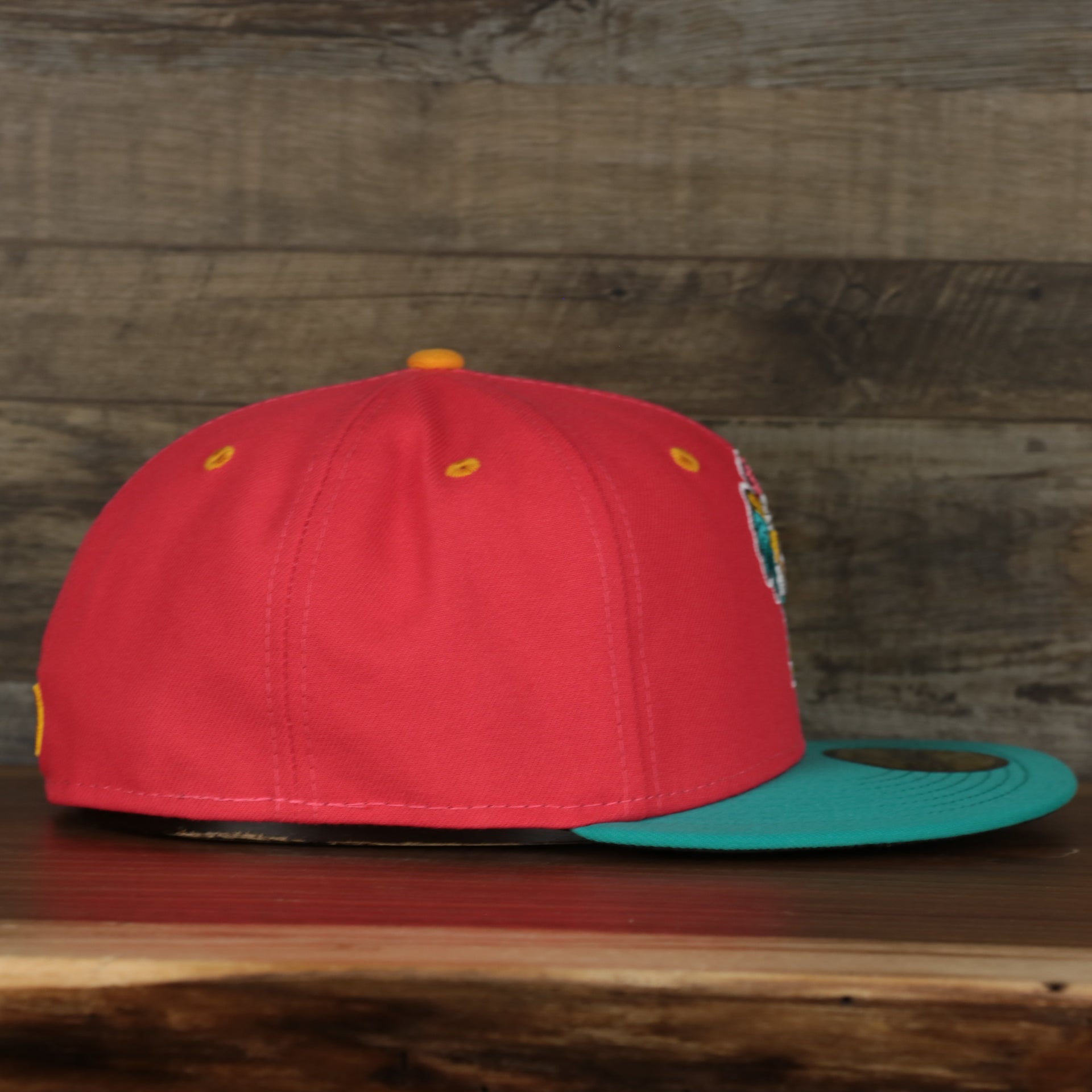 wearers right side of the Delmarva Shore Birds 2022 Gallos de Delmarva Copa de la Diversion On-Field Black Bottom 5950 Fitted Cap | Red