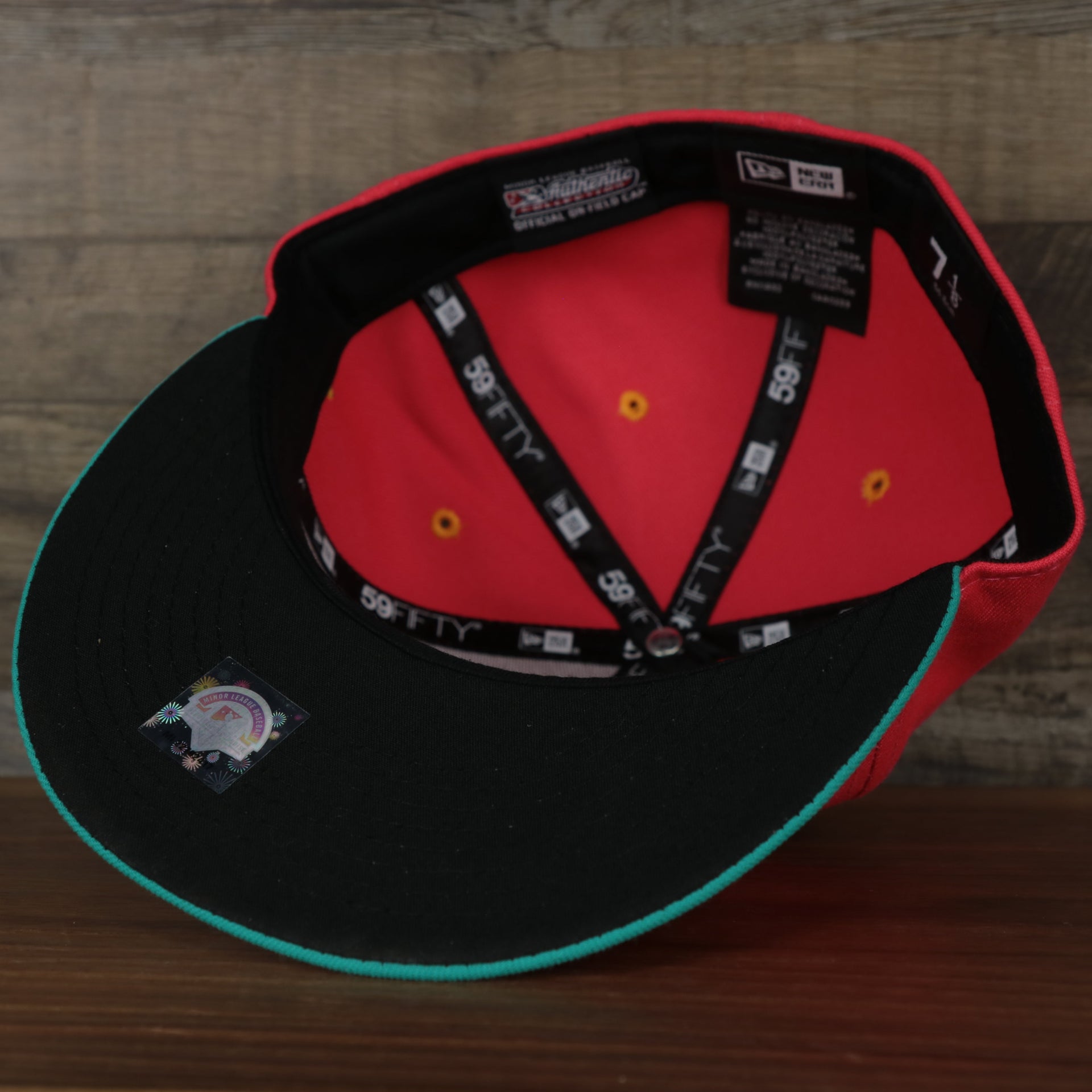 underside of the Delmarva Shore Birds 2022 Gallos de Delmarva Copa de la Diversion On-Field Black Bottom 5950 Fitted Cap | Red