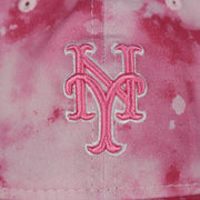 A close up of the Mets logo on the New York Mets 2022 Mother’s Day On-Field 9Twenty Women’s Dad Hat