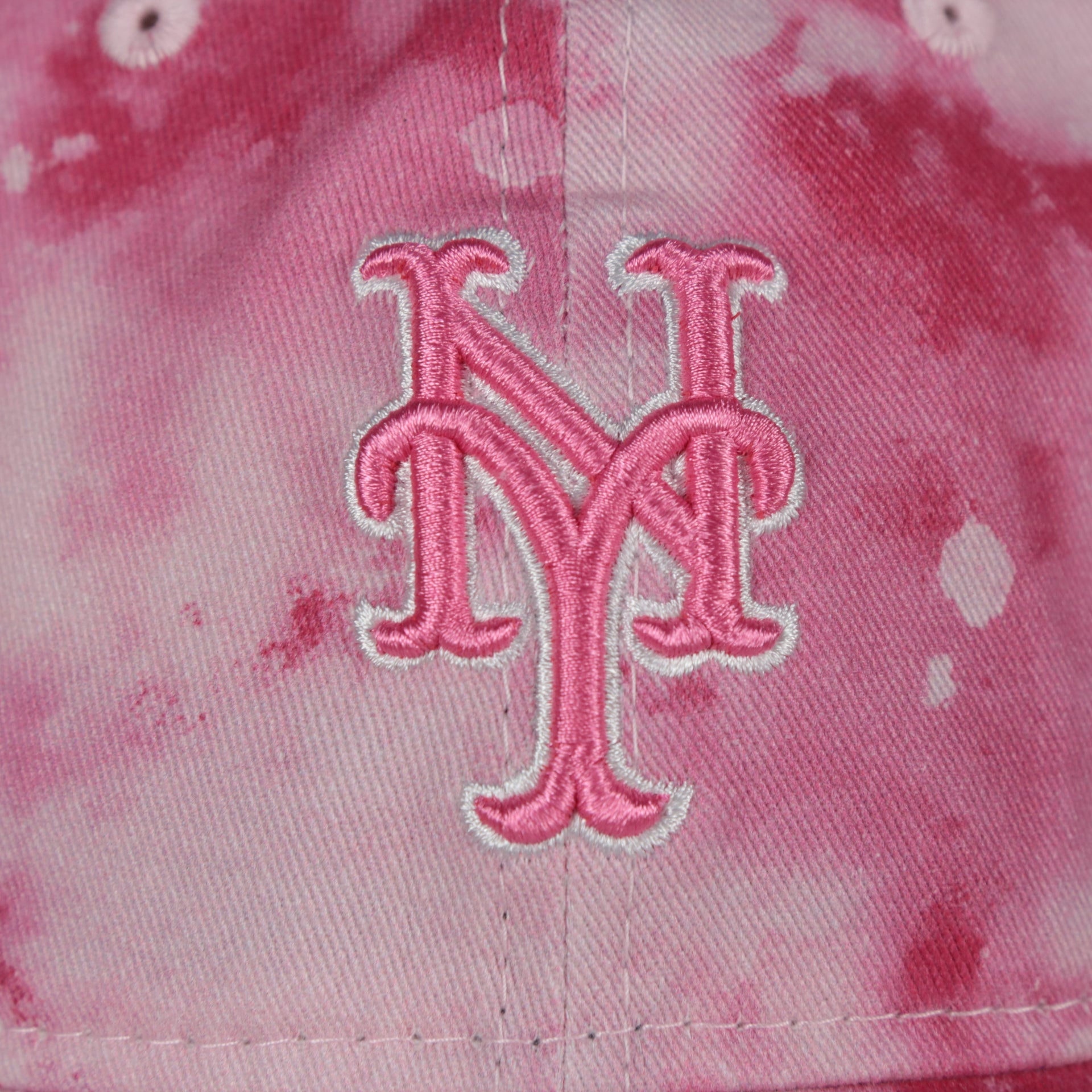 A close up of the Mets logo on the New York Mets 2022 Mother’s Day On-Field 9Twenty Women’s Dad Hat