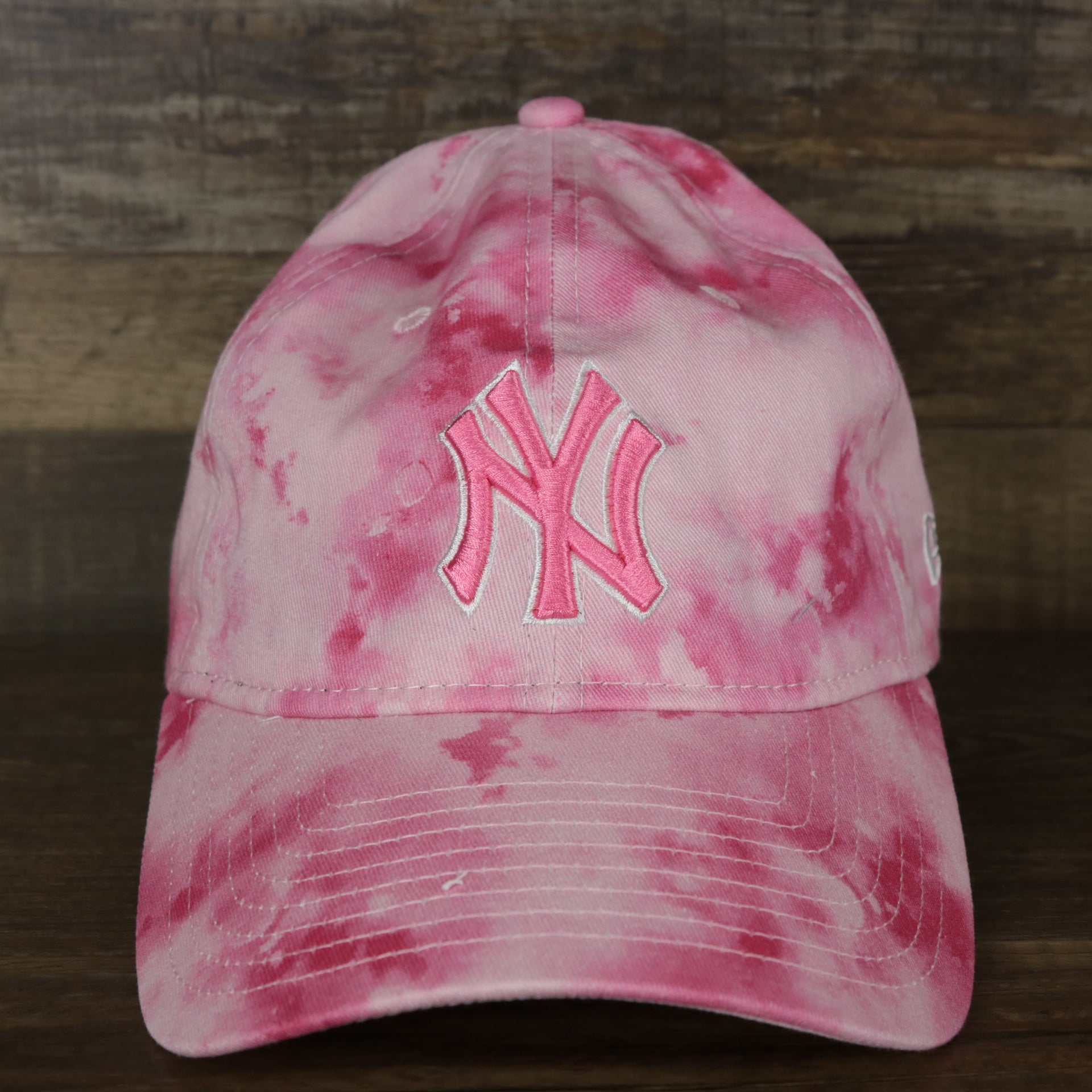 The front of the New York Yankees 2022 Mother’s Day On-Field 9Twenty Youth Dad Hat