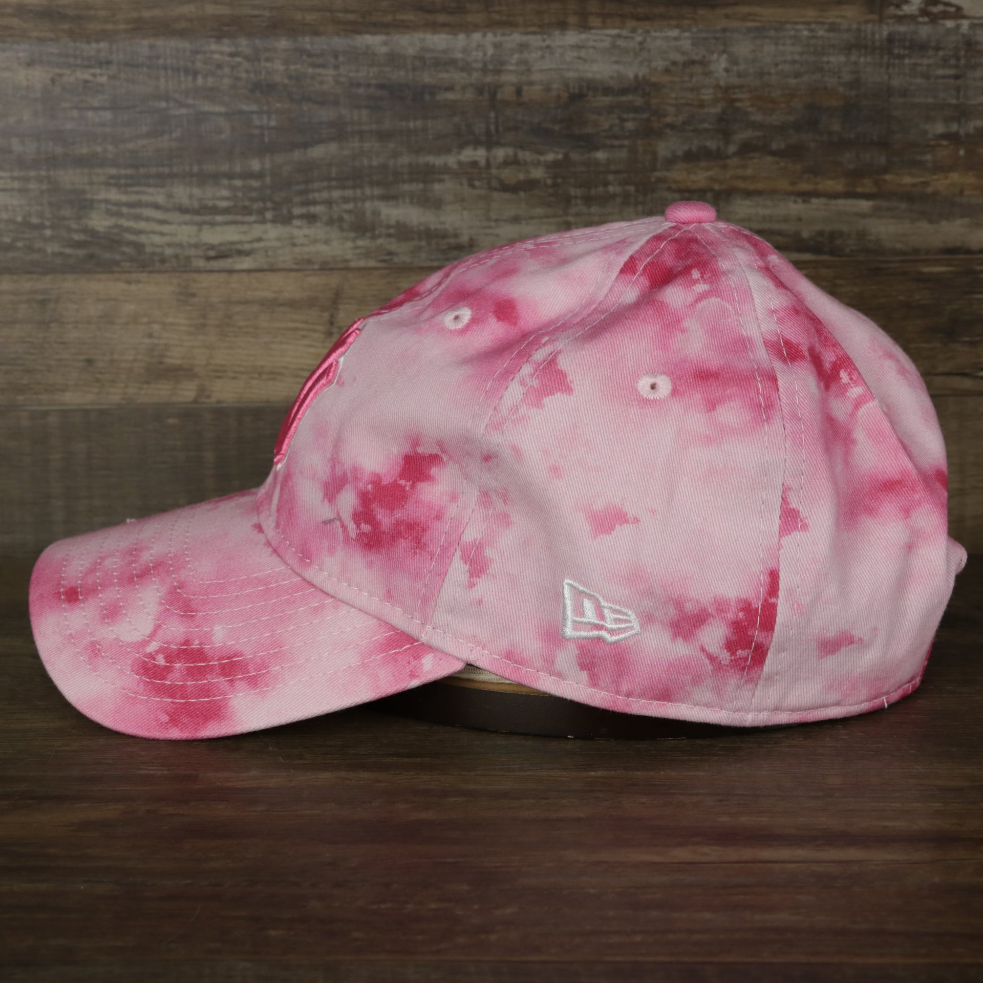 The wearer's left on the New York Yankees 2022 Mother’s Day On-Field 9Twenty Youth Dad Hat