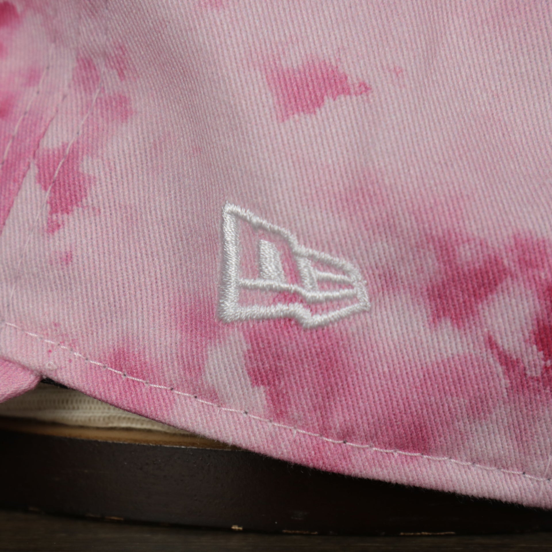 A close up of the New Era logo on the New York Yankees 2022 Mother’s Day On-Field 9Twenty Youth Dad Hat