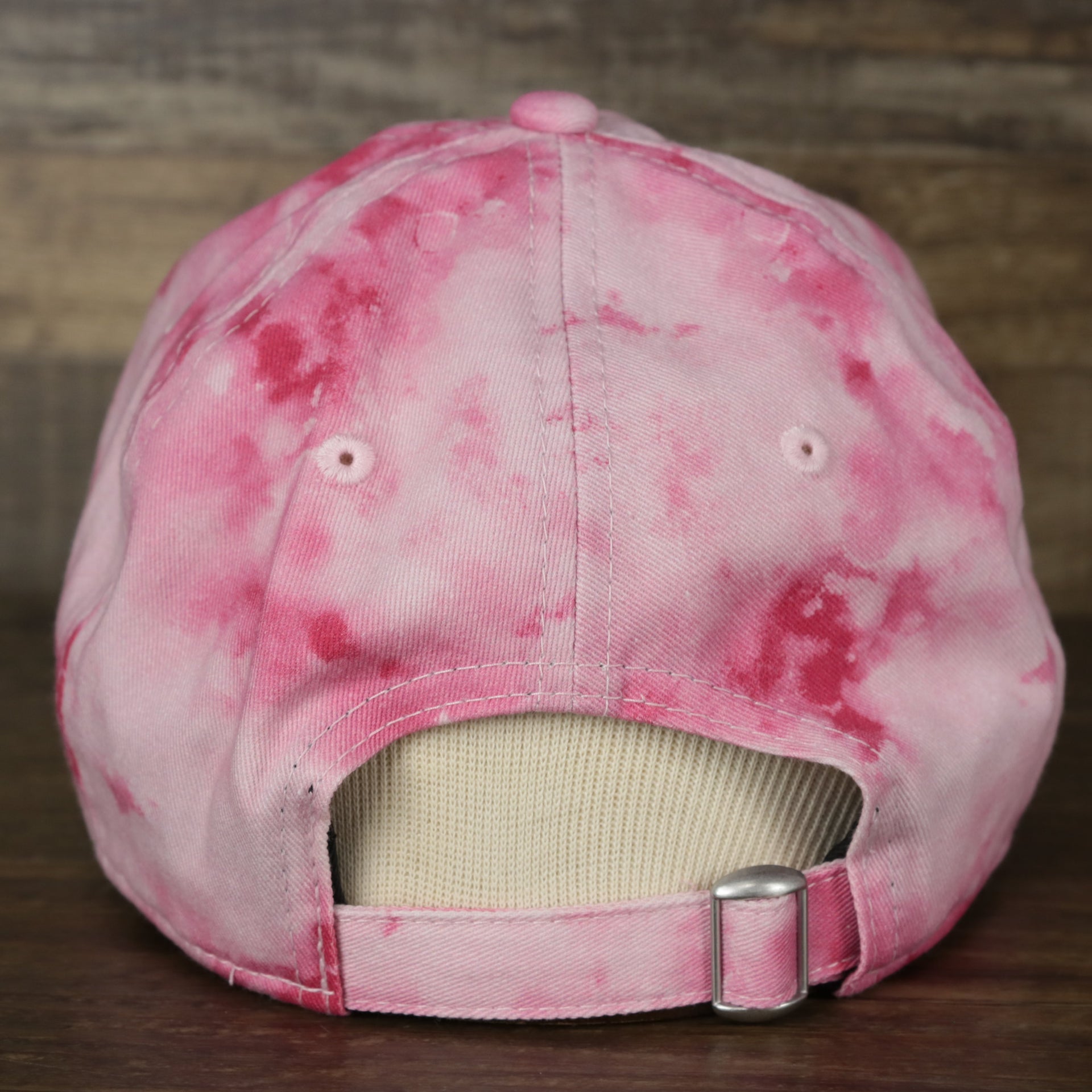 The backside of the New York Yankees 2022 Mother’s Day On-Field 9Twenty Youth Dad Hat