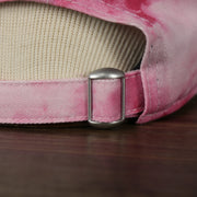 A close up of the metallic buckle on the New York Yankees 2022 Mother’s Day On-Field 9Twenty Youth Dad Hat