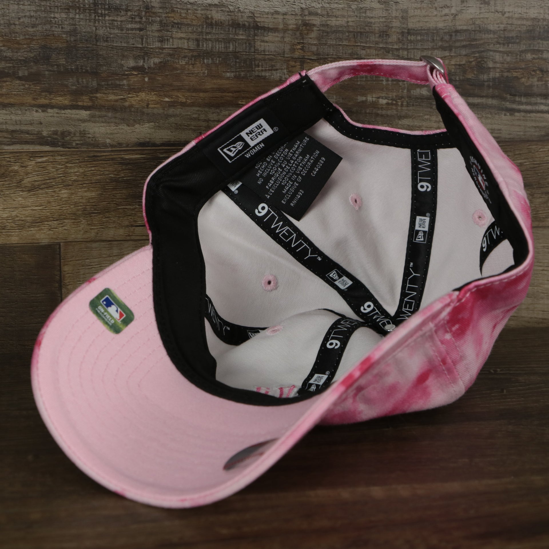 The underside of the New York Yankees 2022 Mother’s Day On-Field 9Twenty Women’s Dad Hat