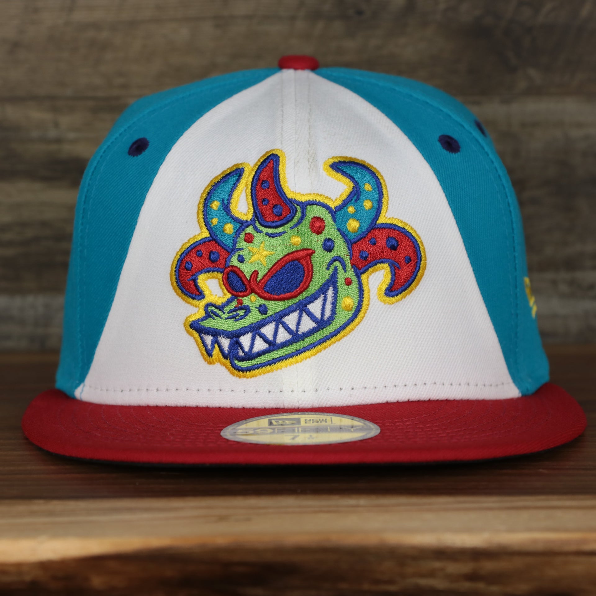 front of the Scranton/Wilkes-Barre Railriders 2022 Vejigantes de Scraton/Wilkes-Barre Copa de la Diversion On-Field Black Bottom 5950 Fitted Cap | Blue/White