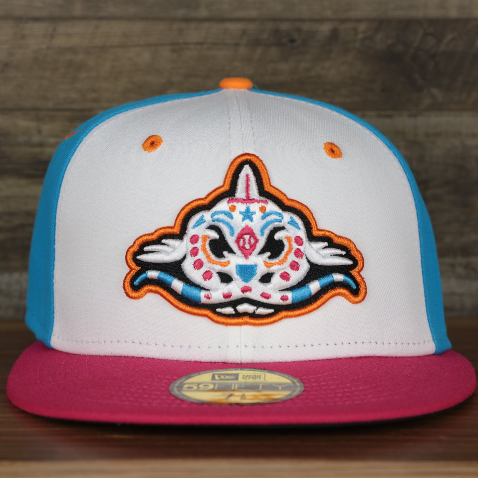 front of the Carolina Mudcats 2022 Pescados de Carolina Copa de la Diversion On-Field Black Bottom 5950 Fitted Cap | White/Blue