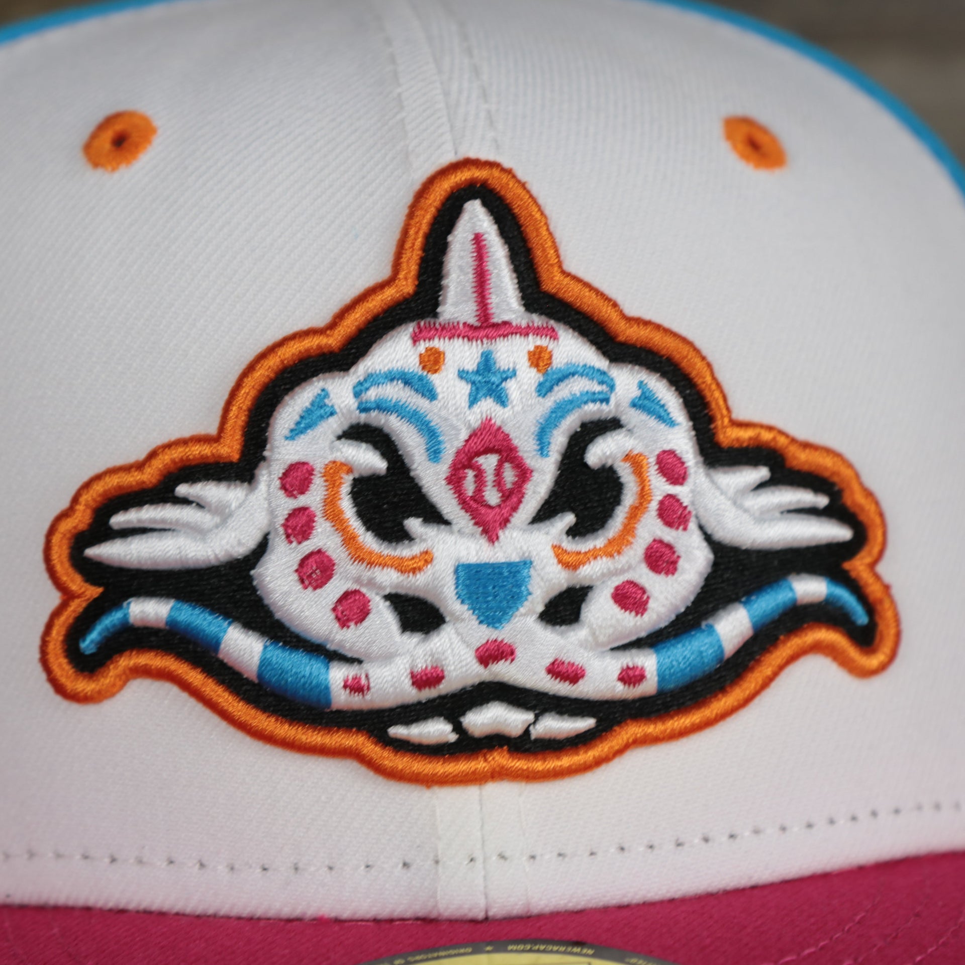 logo shot on the Carolina Mudcats 2022 Pescados de Carolina Copa de la Diversion On-Field Black Bottom 5950 Fitted Cap | White/Blue
