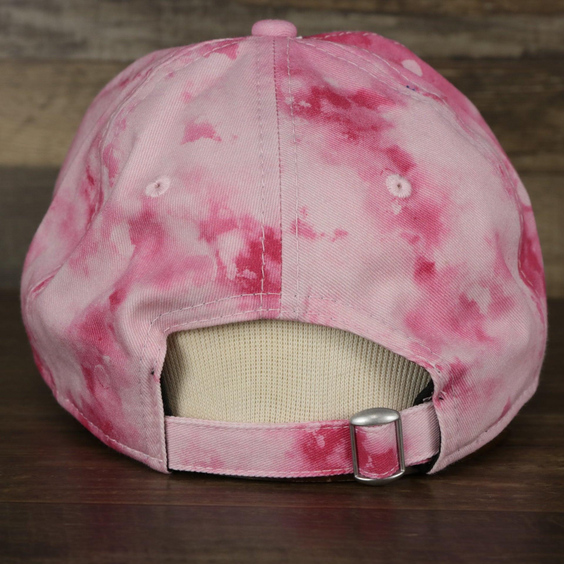 The backside of the Los Angeles Dodgers 2022 Mother’s Day On-Field 9Twenty Youth Dad Hat.