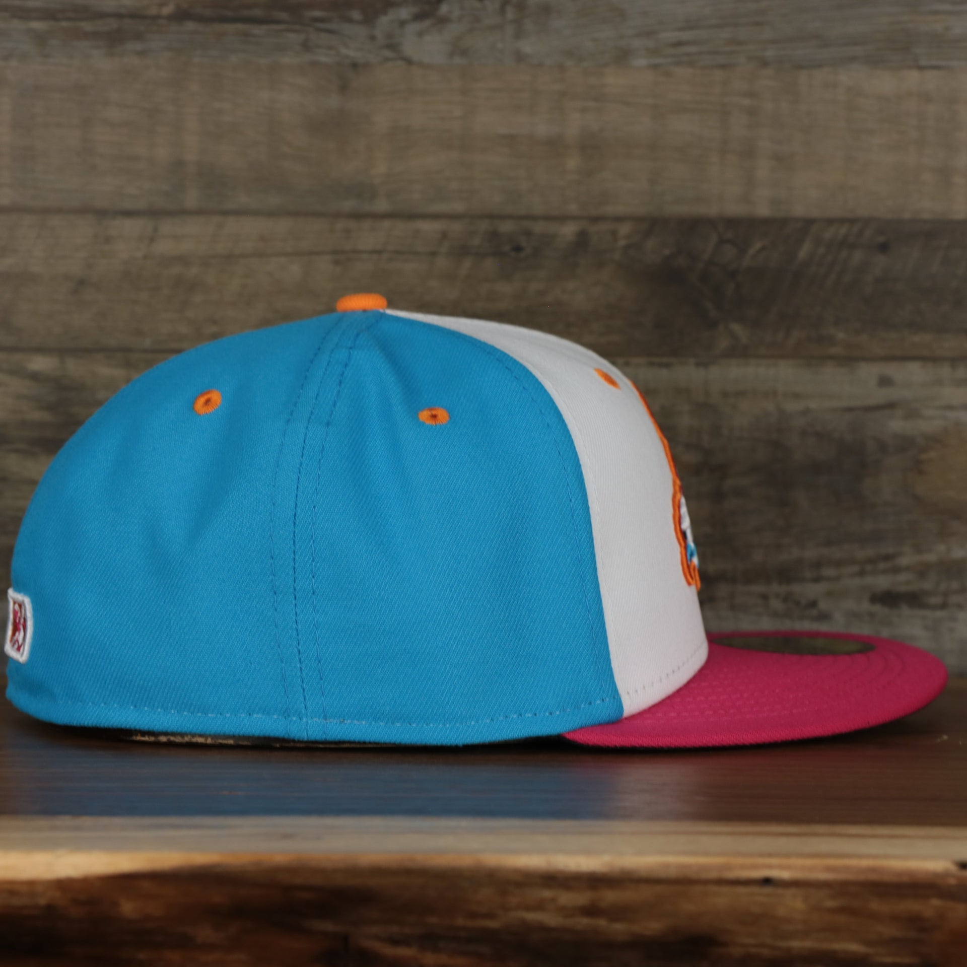 wearers right side of the Carolina Mudcats 2022 Pescados de Carolina Copa de la Diversion On-Field Black Bottom 5950 Fitted Cap | White/Blue