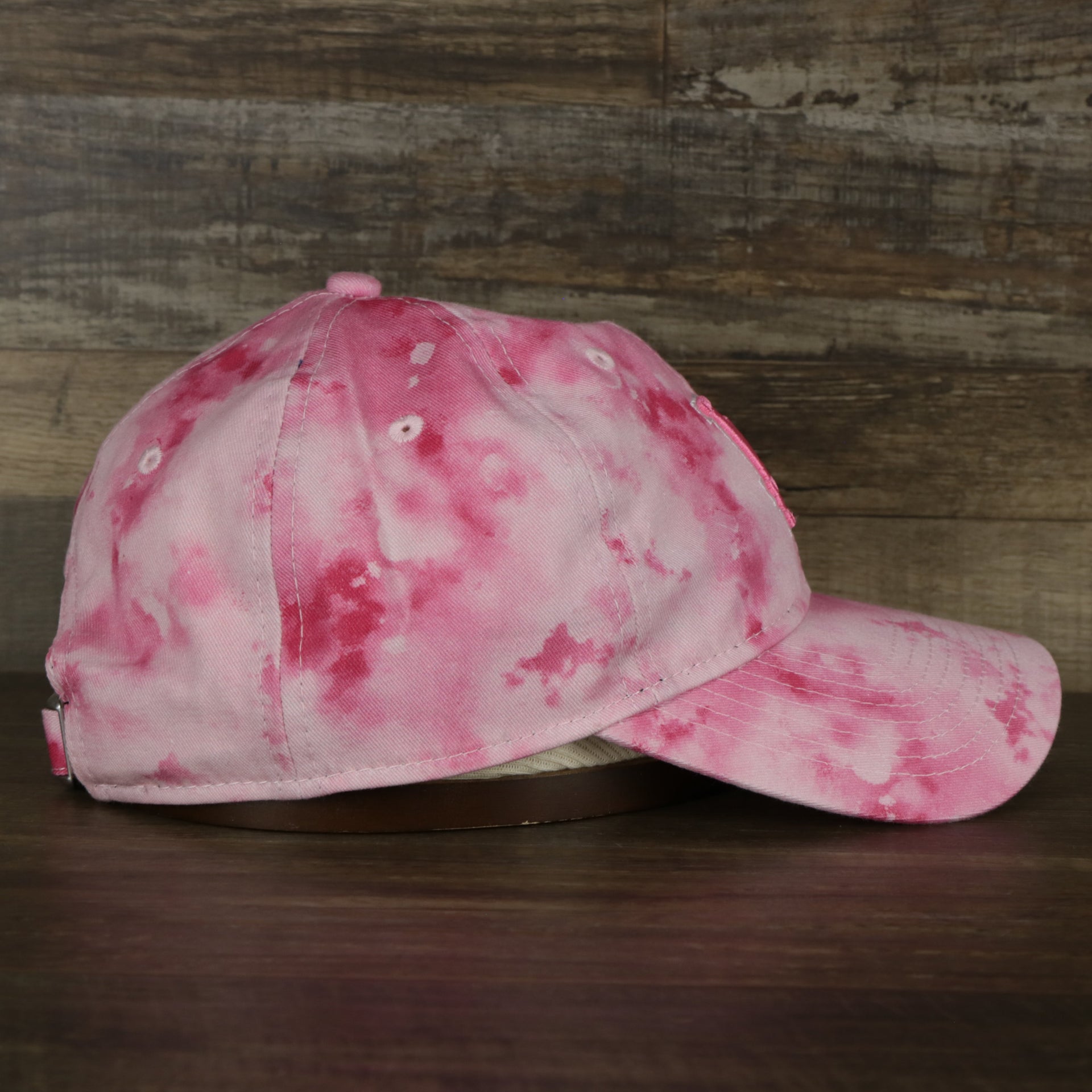 The wearer's right on the Los Angeles Dodgers 2022 Mother’s Day On-Field 9Twenty Youth Dad Hat.