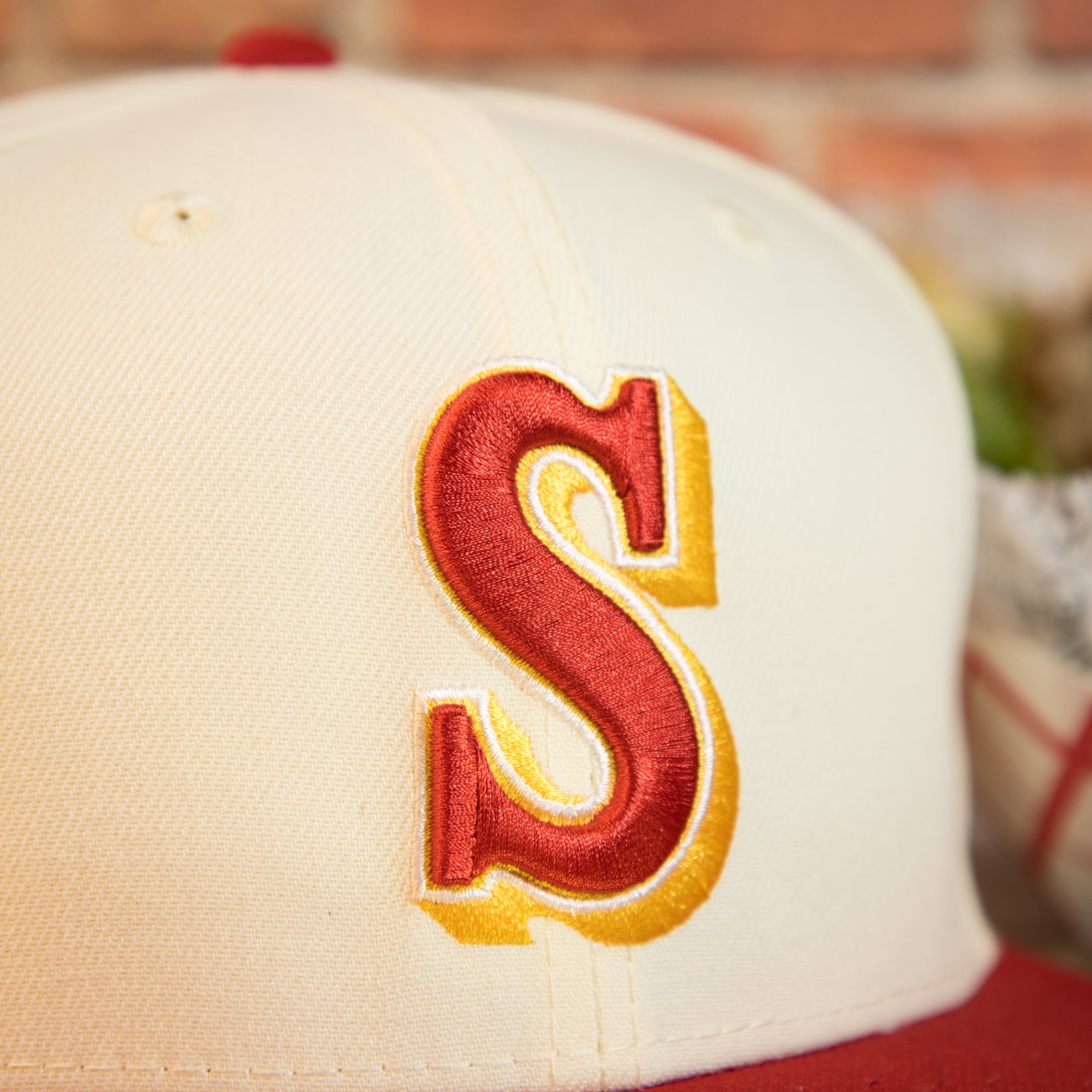 mariners logo on the Seattle Mariners Cooperstown 2007 30th Anniversary Side Patch Yellow UV 59Fifty Fitted Cap | Chrome/Red | CheeseSteak Pack Cap Swag Exclusive