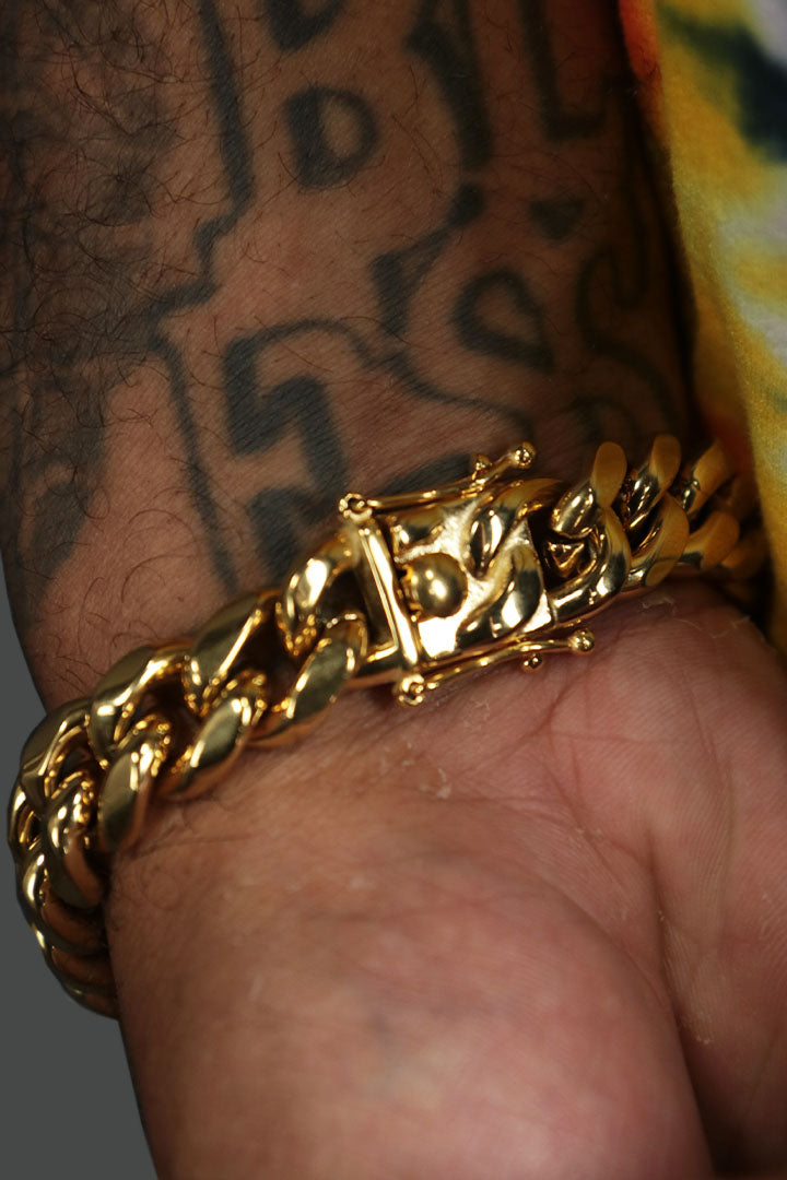 The back clasp on the Cuban Link Gold Plated Stainless Steel Men's 14mm Bracelet Blackjack