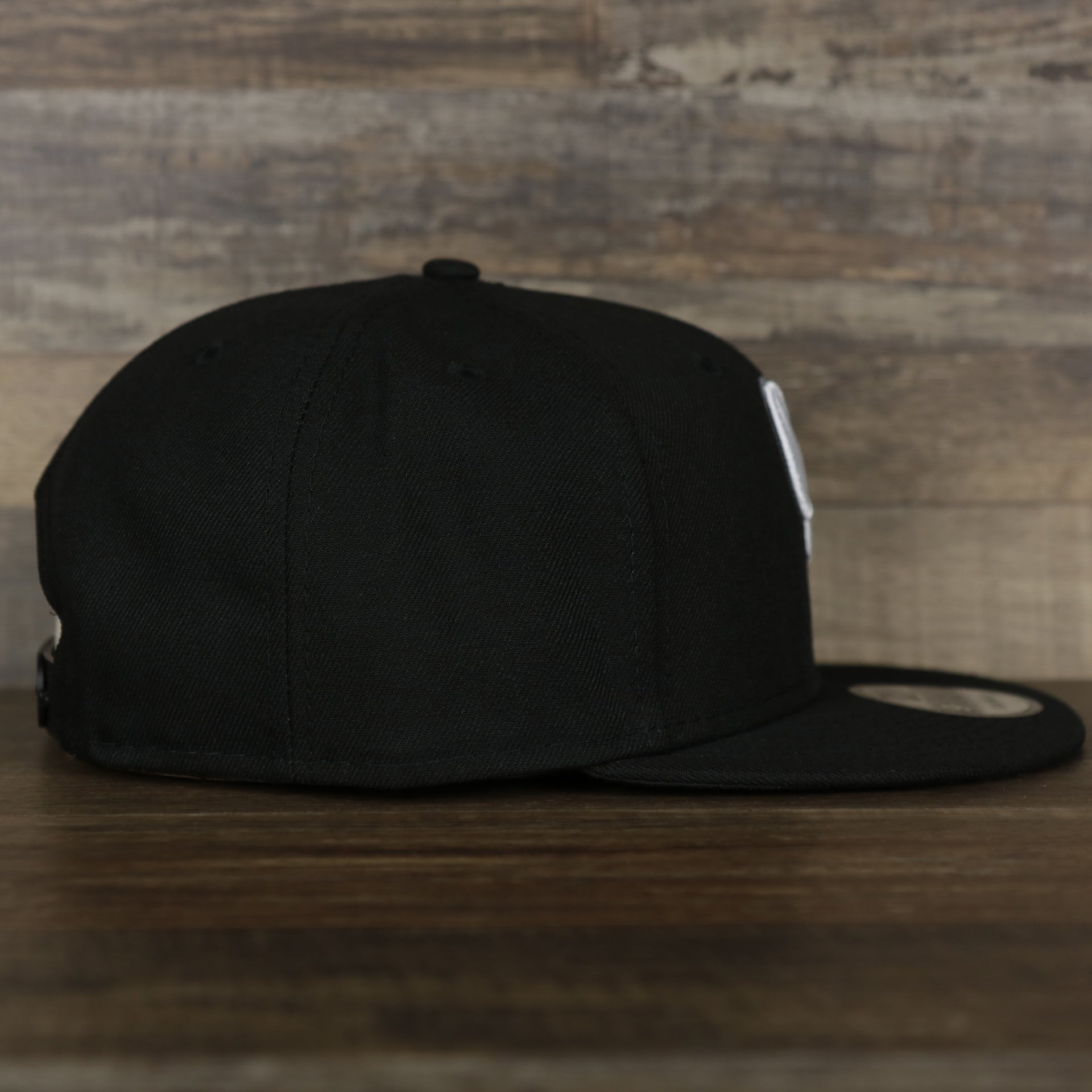wearers right side of the Chicago White Sox MLB City Connect 2021 On-Field 59Fifty Black Bottom Fitted | Black