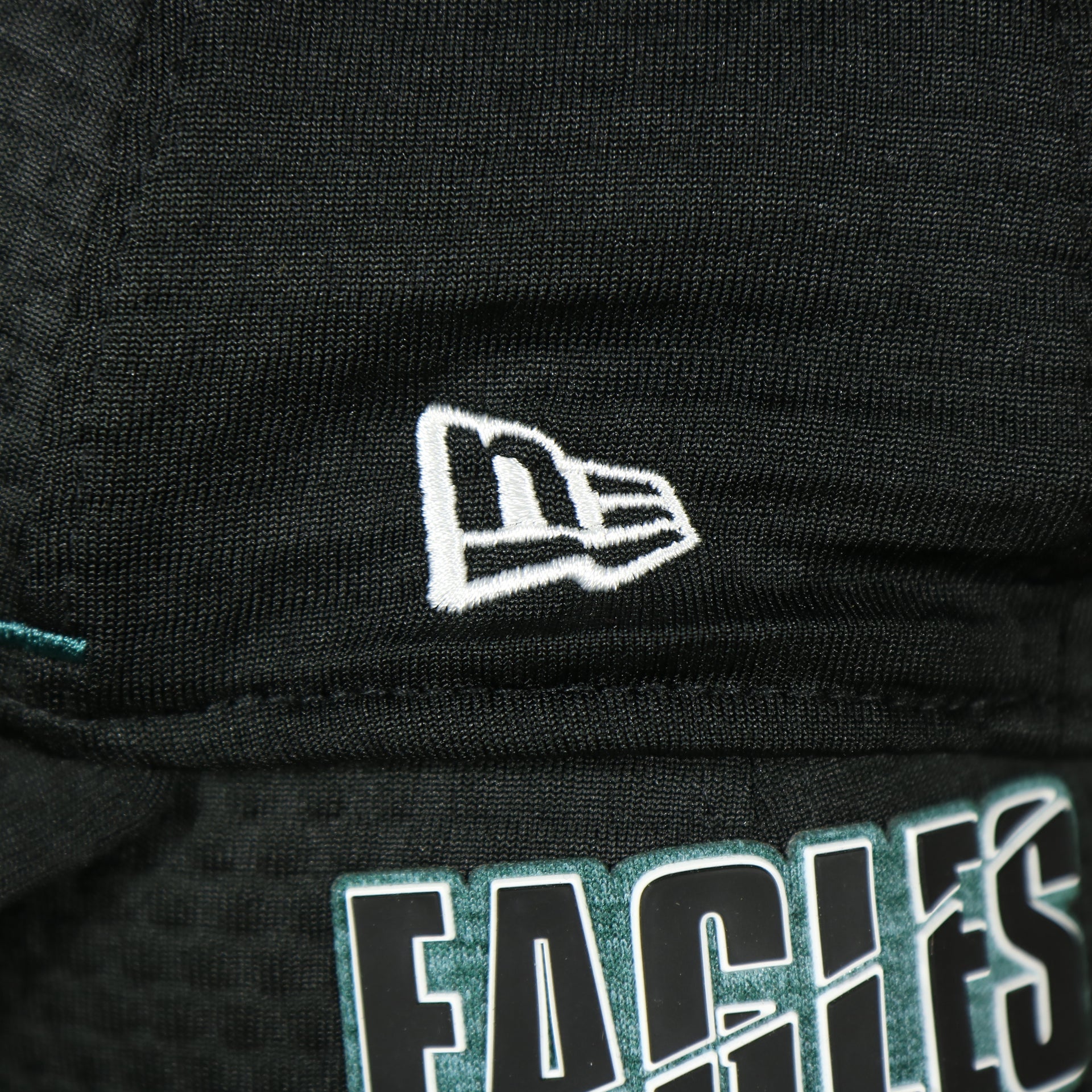 new era logo on the Eagles 2020 Training Camp Flexfit | Philadelphia Eagles 2020 On-Field Black Training Camp Stretch Fit