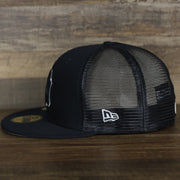 The wearer's left on the New York Yankees Onfield 2022 Batting Practice 59Fifty Trucker Hat