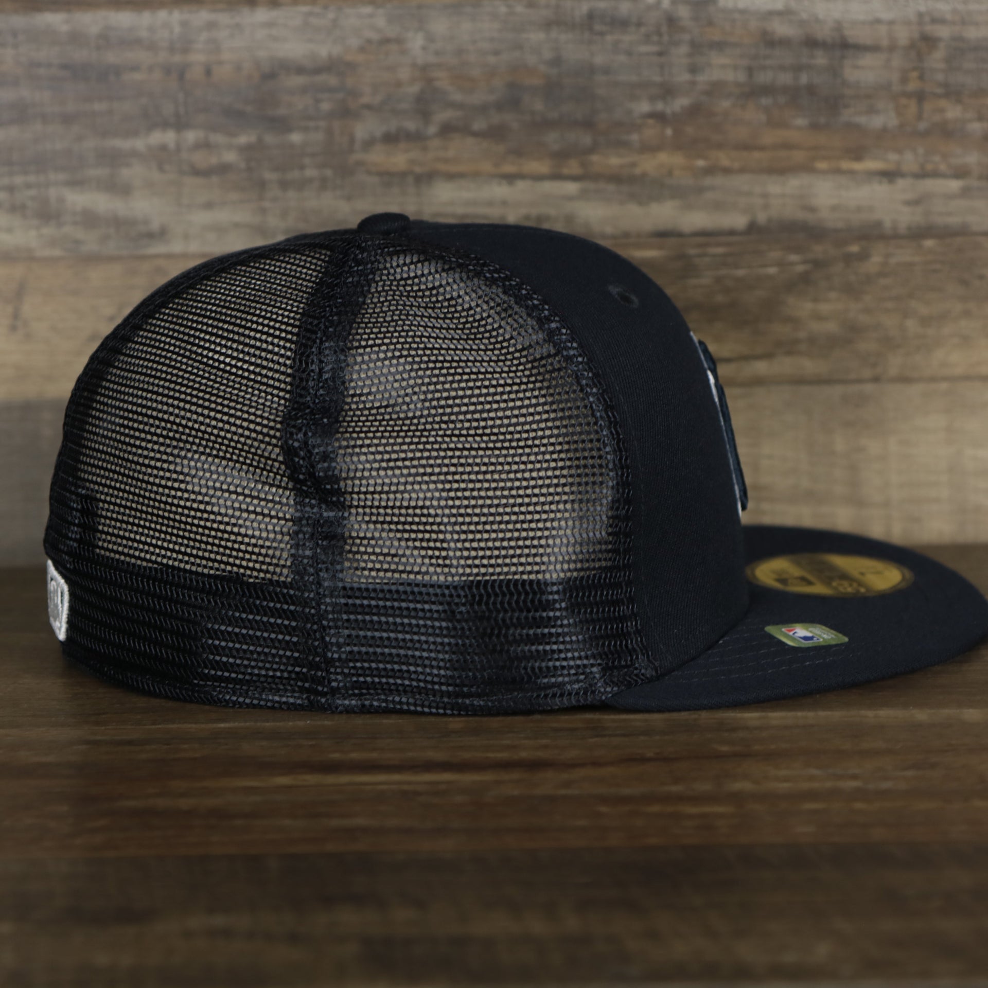 The wearer's right on the New York Yankees Onfield 2022 Batting Practice 59Fifty Trucker Hat