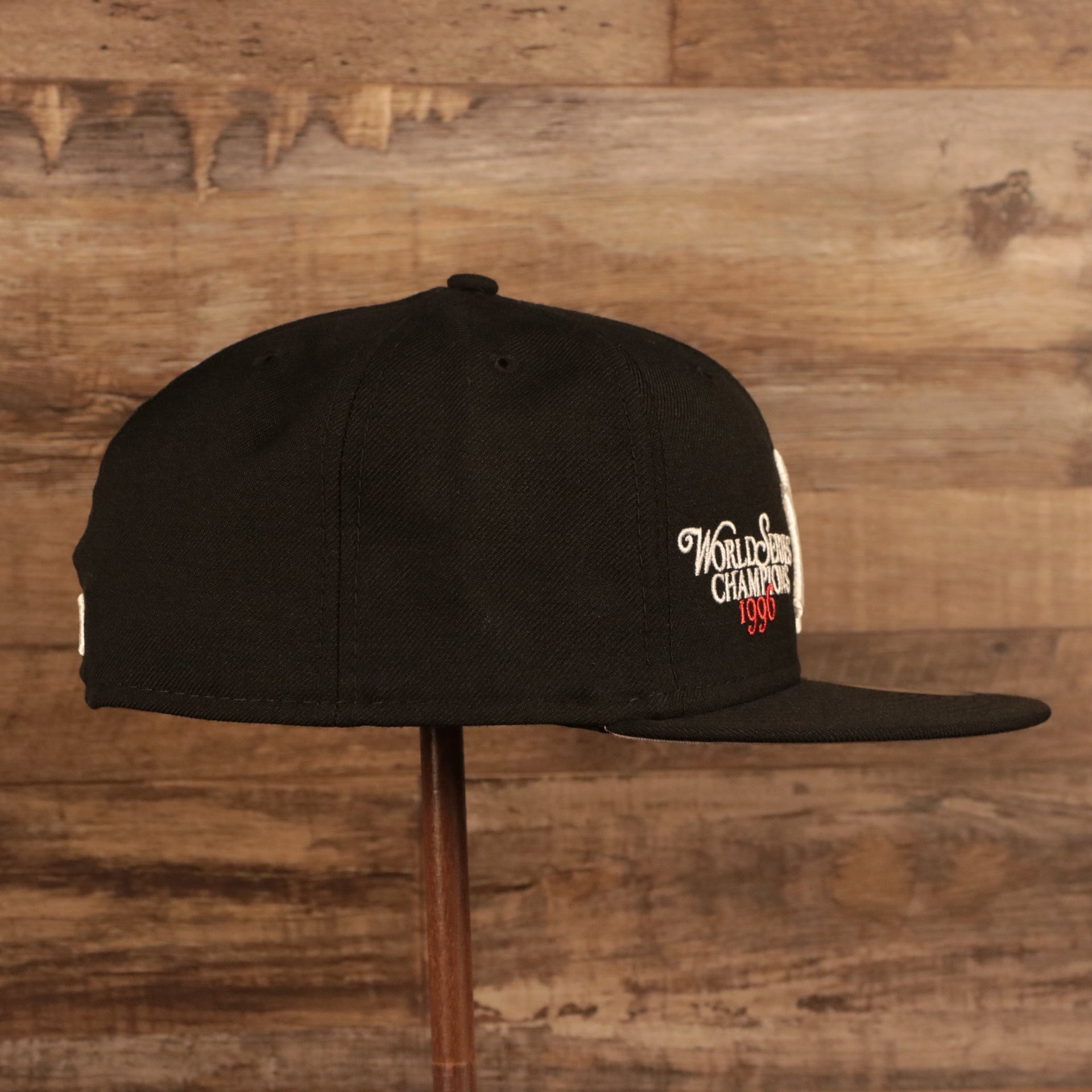 Wearer's right of the New York Yankees 1996 World Series Script Patch Gray Bottom 59Fifty Fitted Cap