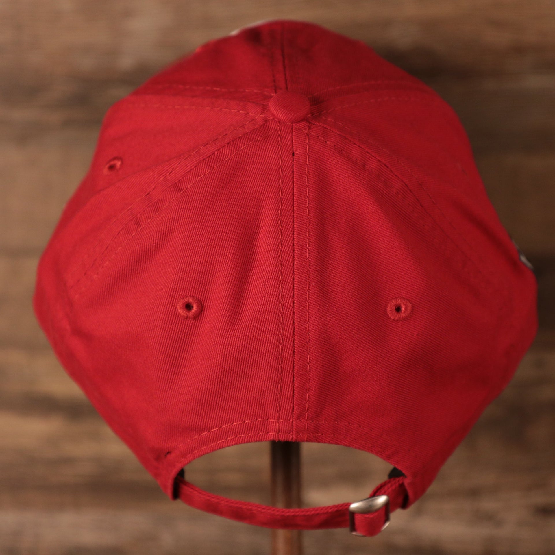 The adjustable strap at the backside of the Fightin Phils 2021 fourth of July red 920 dad hat.
