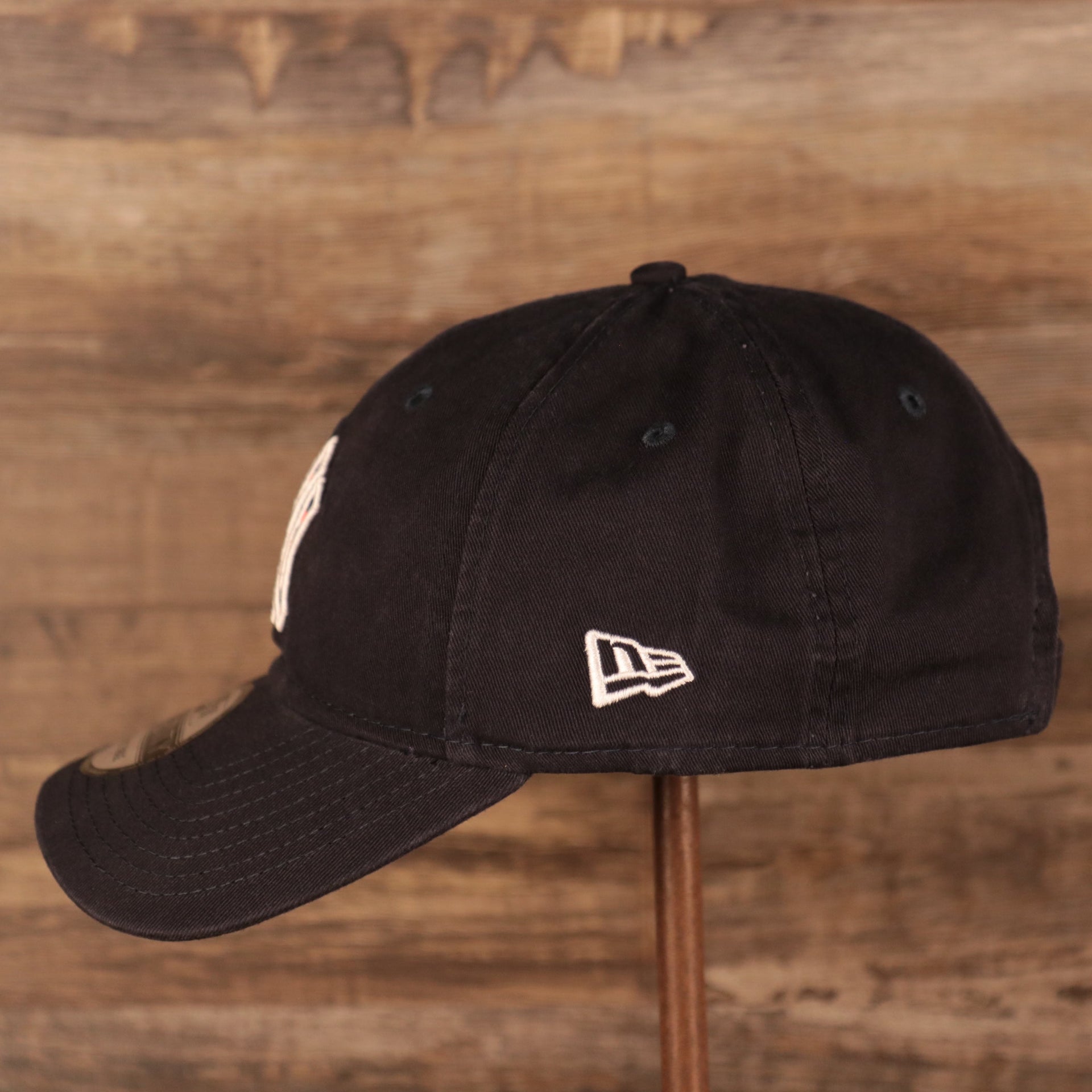 The white New Era patch on the left side of the navy 2021 fourth of July 9twenty dad hat for the New York Yankees by New Era.